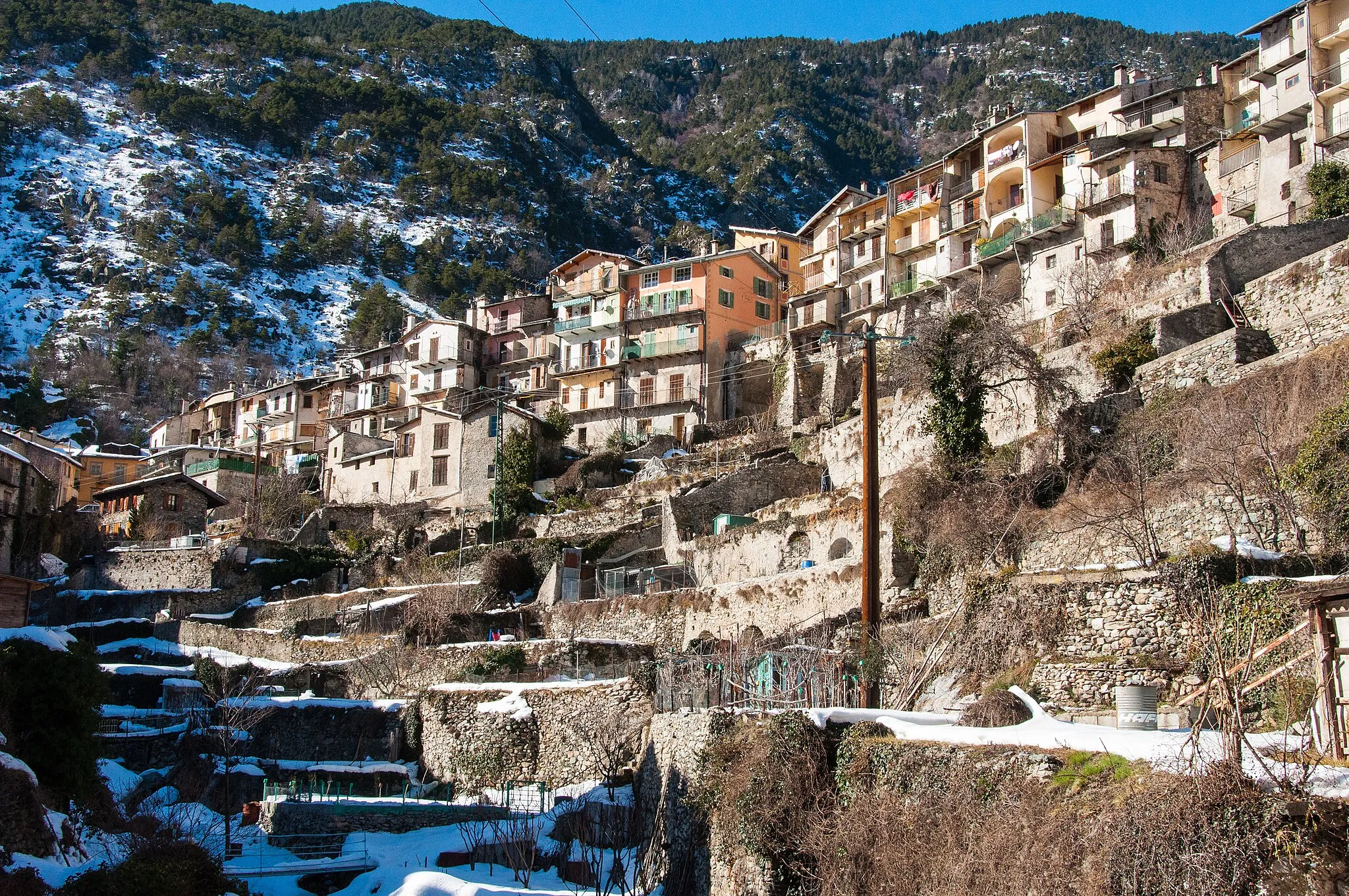 Photo showing: View of the village of Tende, France.  Tende is a small village in the  Provence-Alpes-Côte d'Azur (PACA) province of France near the border with Italy.  The town is located at 800 meters of elevation and is built into the side of a steep hill.  The town has been inhabited since the 7th Century (if not earlier) and is a popular destination for hikers, golfers, and other outdoor sport enthusiasts.  The town has been part of various kingdoms affiliated with both France and Italy over the years and its inhabitants are known as "tendasques" and speak a dialect of French known as "tendasque."
