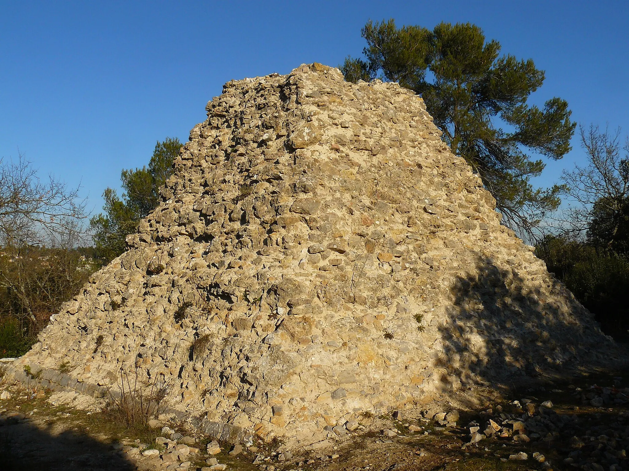 Photo showing: This building is indexed in the base Mérimée, a database of architectural heritage maintained by the French Ministry of Culture, under the references IA83000413 and PA00081764 .