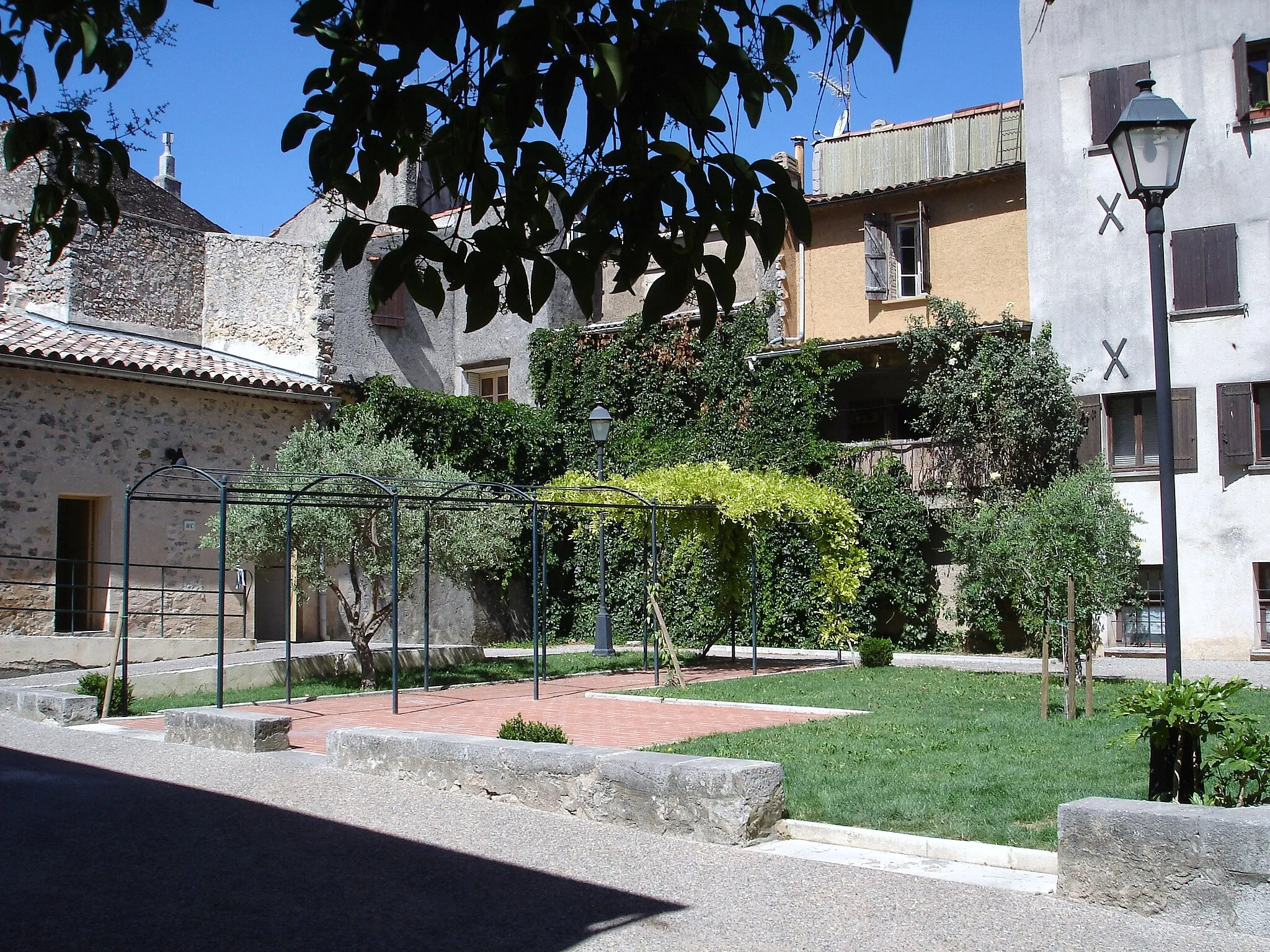 Photo showing: Jardin d'Astros se situant place de la mairie à Tourves dans le département du Var (France)