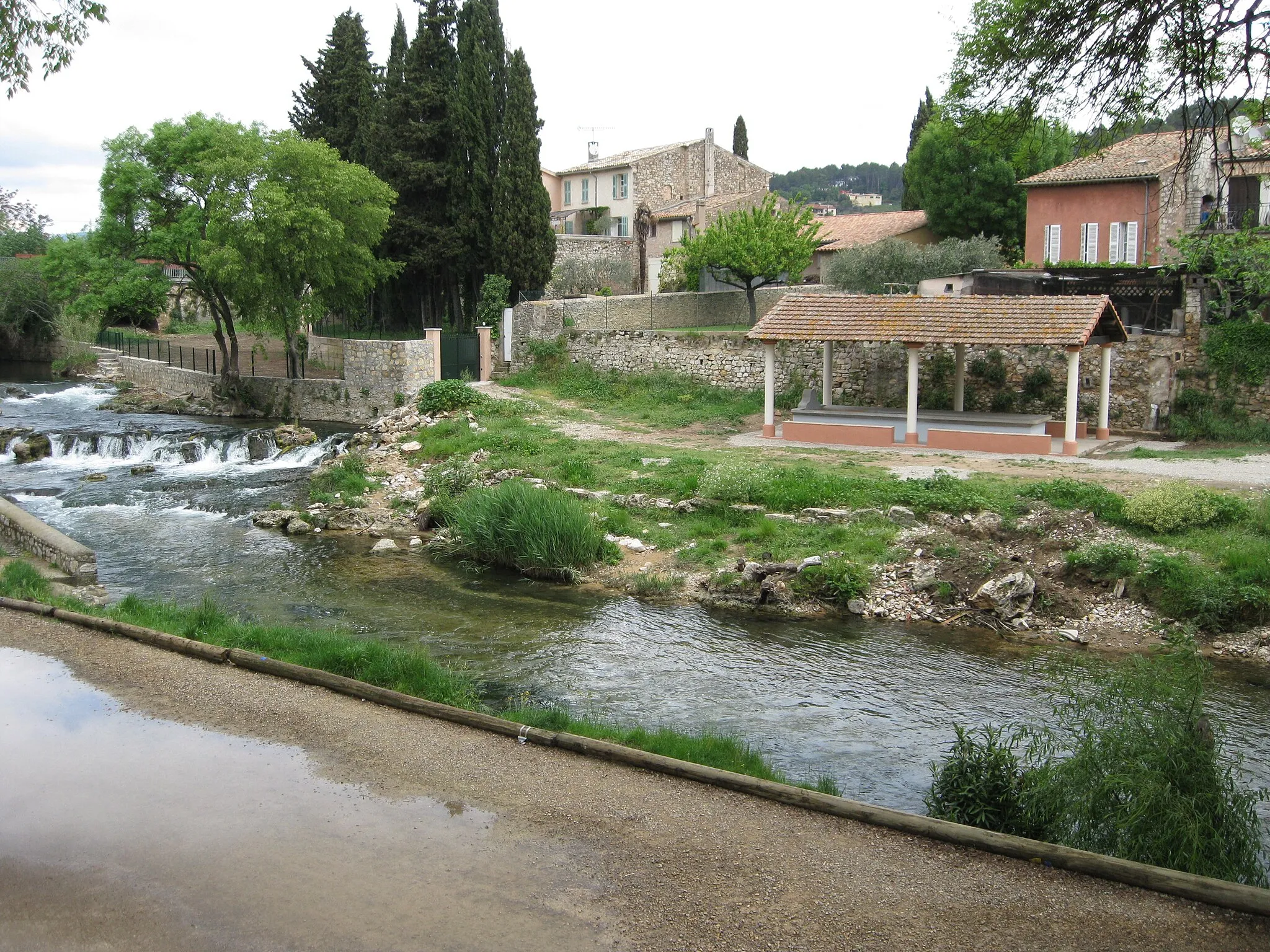 Photo showing: Vue sur le lavoir