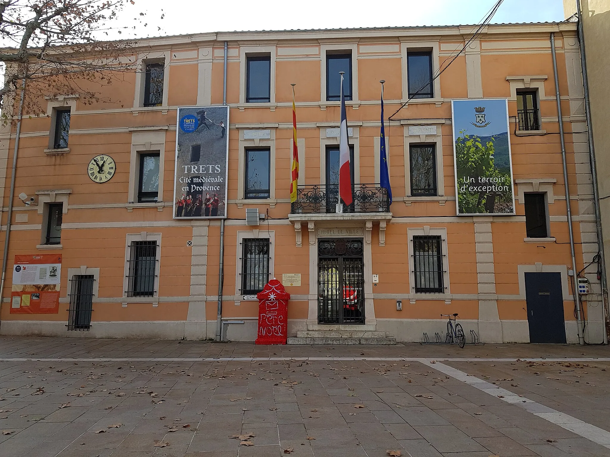 Photo showing: Hôtel de Ville de Trets (Bouches-du-Rhône).