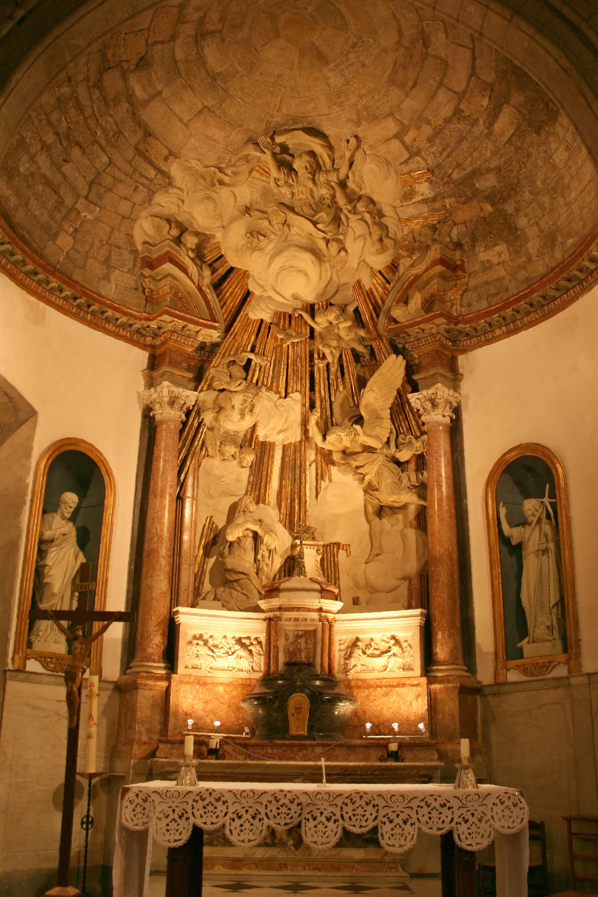 Photo showing: Trets (Bouches-du-Rhône, France), autel et retable de l'église Notre-Dame-de-Nazareth, sculptures de Christophe Veyrier.