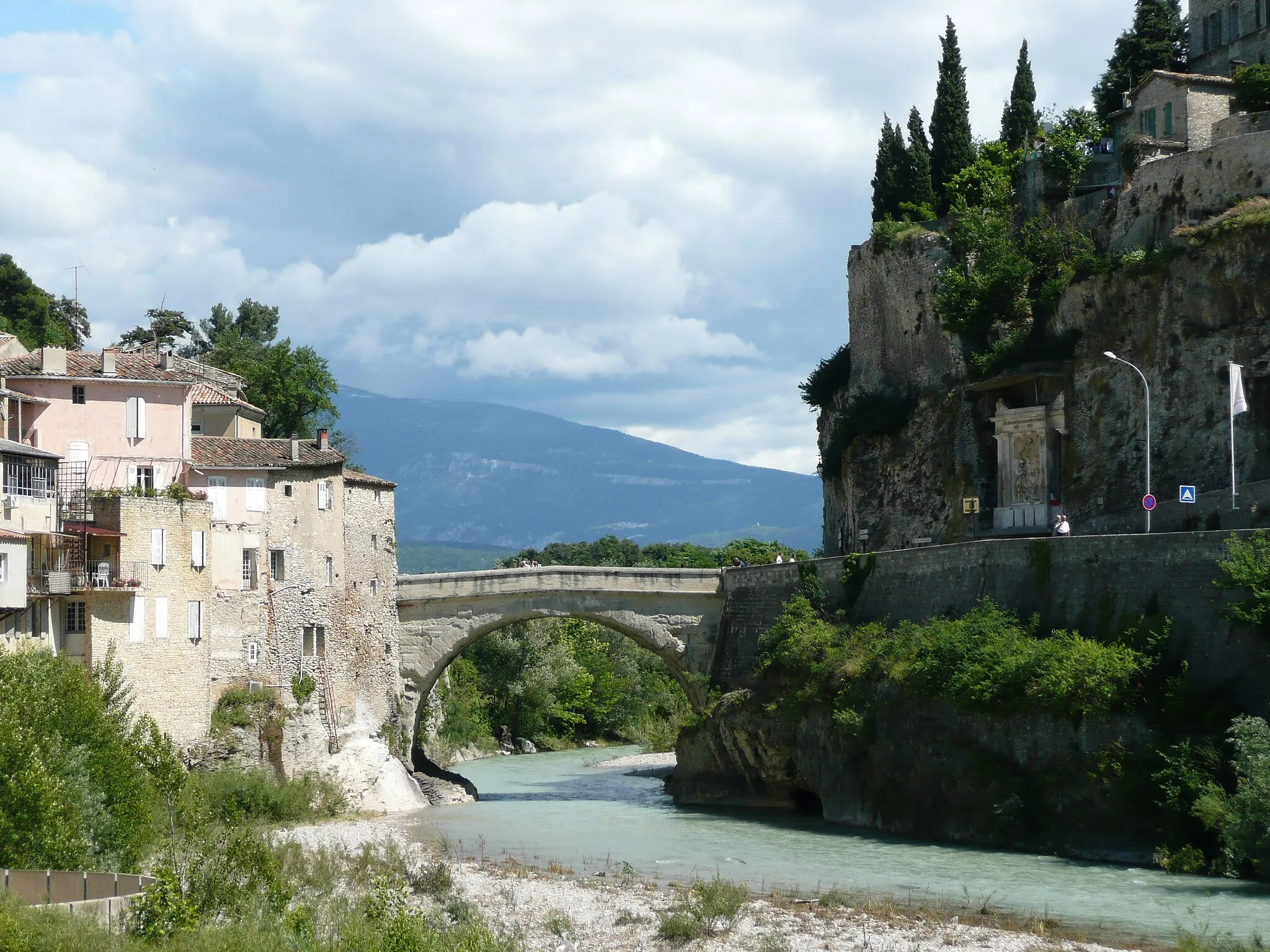 Photo showing: The Roman Bridge at Vaison-la-Romaine, Vaucluse department, Provence, France