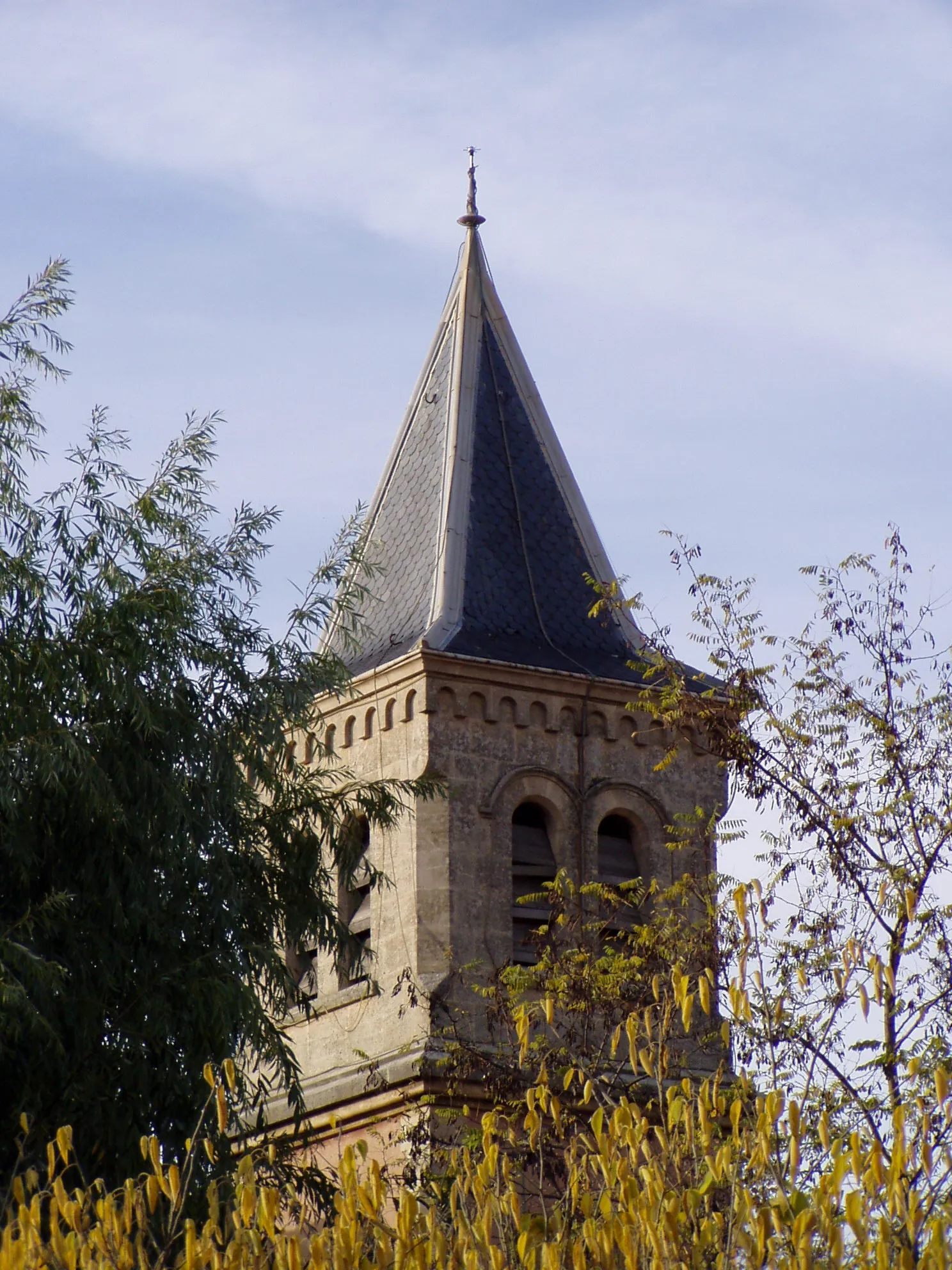 Photo showing: The bell tower of the church of Venelles