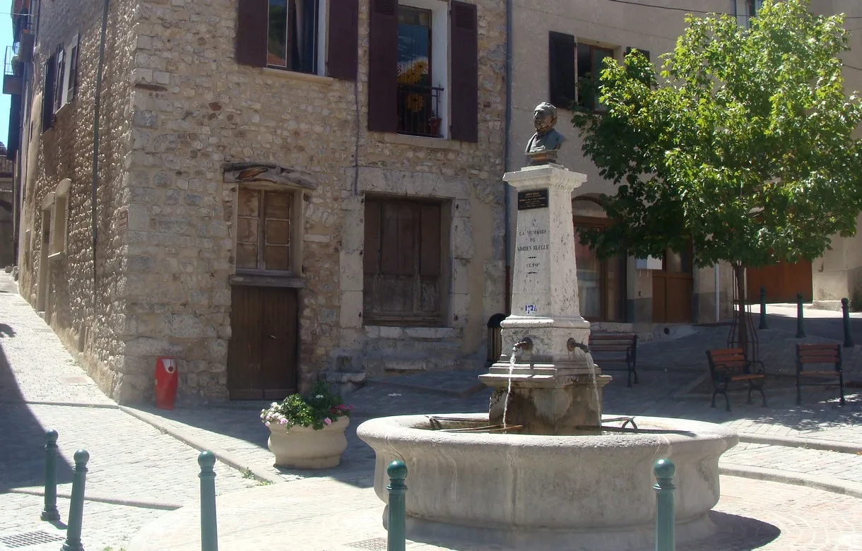 Photo showing: Veynes : la place Adrien-Ruelle, la fontaine et la statue d'Adrien Ruelle.