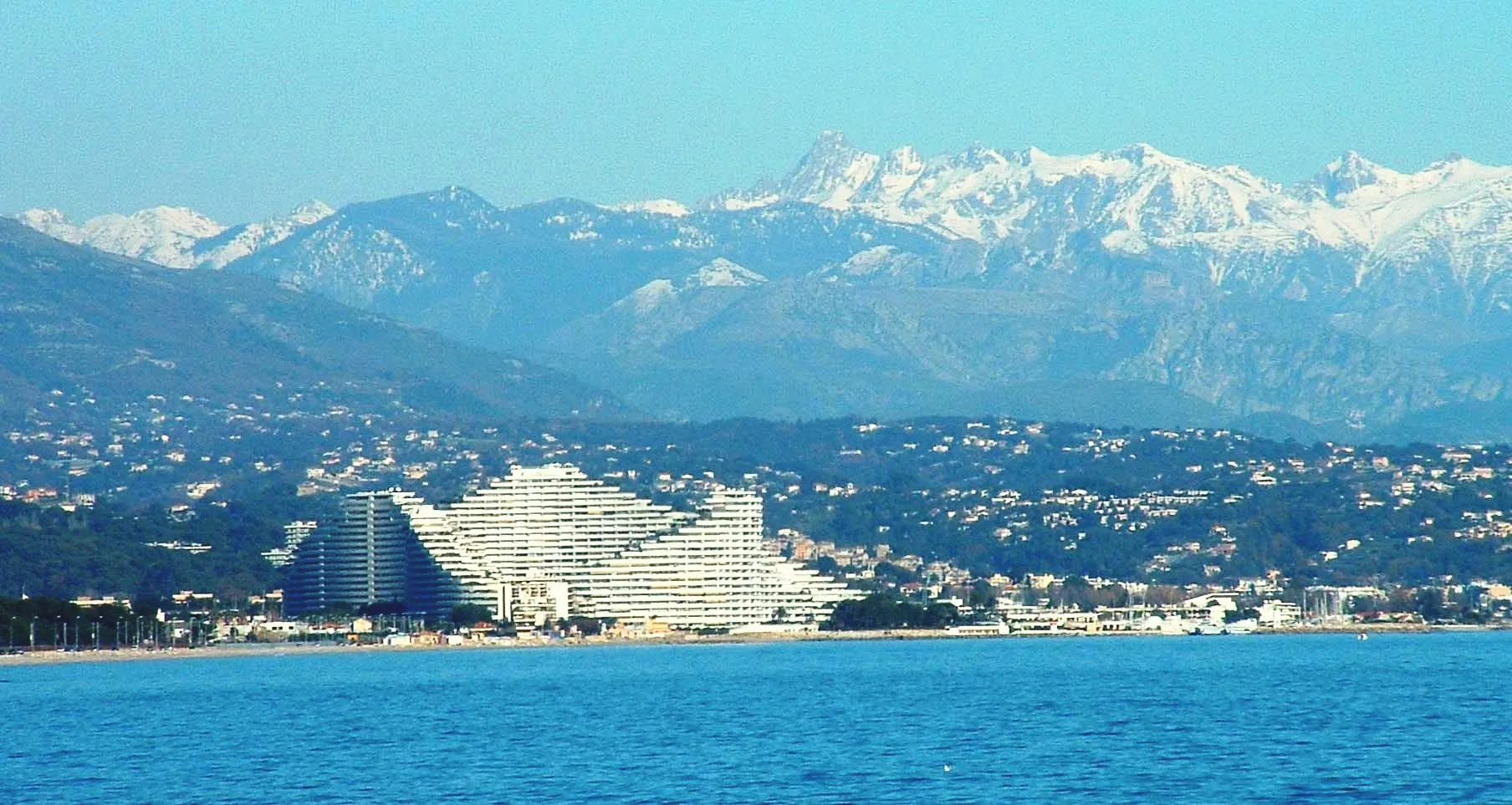 Photo showing: Villeneuve-Loubet - Marina Baie des Anges et la massif du Mercantour en hiver