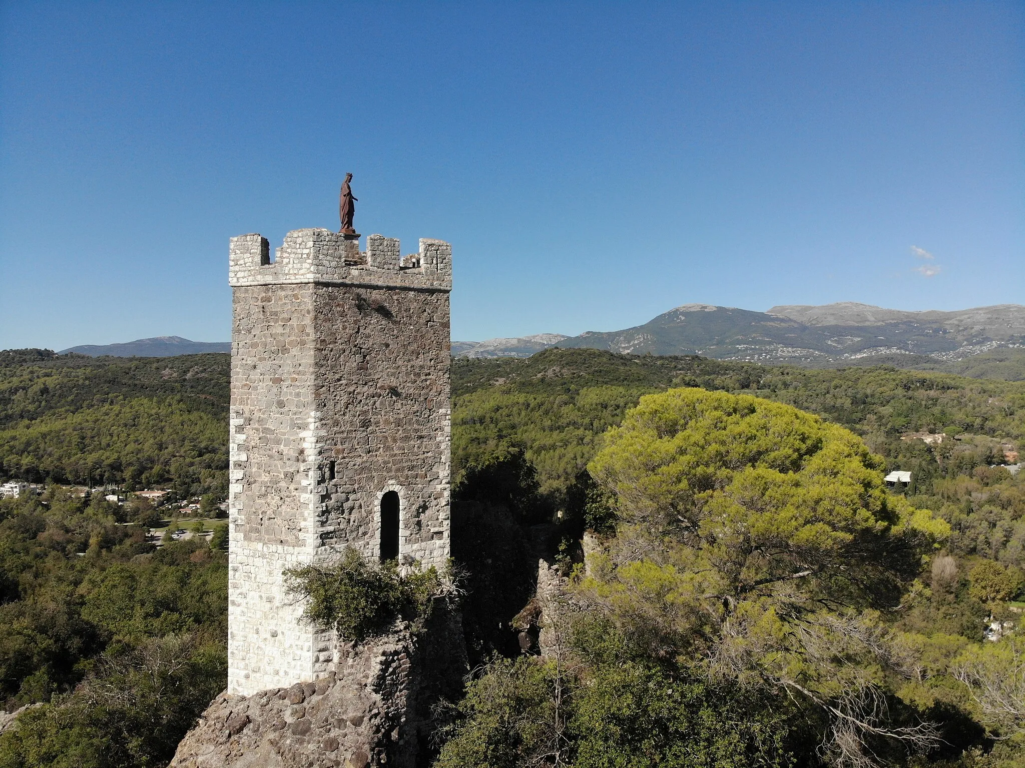 Photo showing: A view of the Madone tower (Tour de la Madone / Tour de La Garde) in Villeneuve-Loubet, France