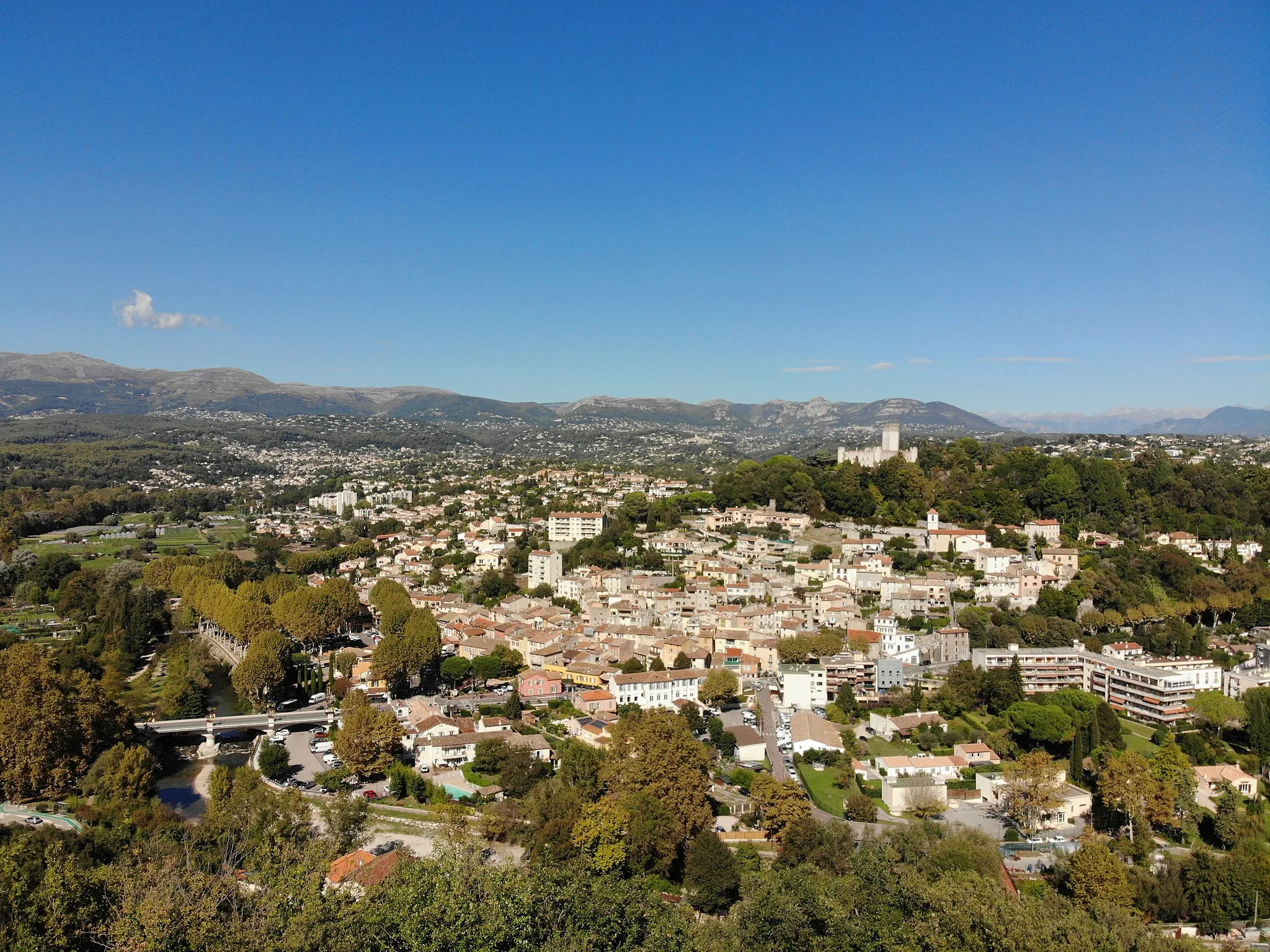 Photo showing: A view of Villeneuve-Loubet, Castle, with its castle on top of the hill