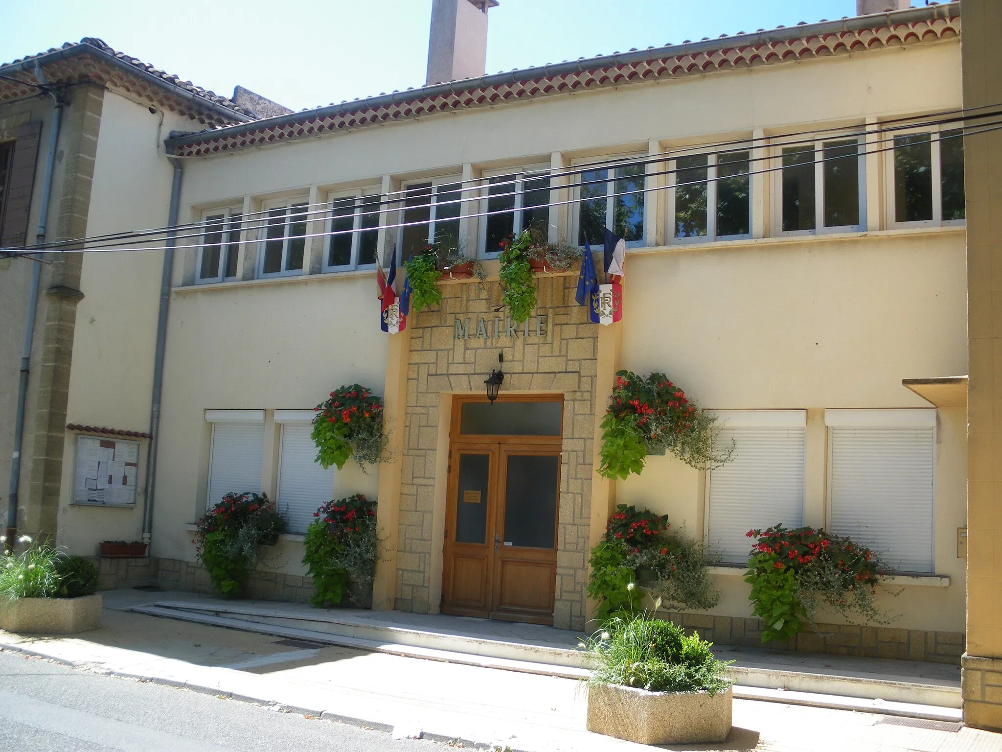 Photo showing: Town Hall of Violès, Vaucluse, France