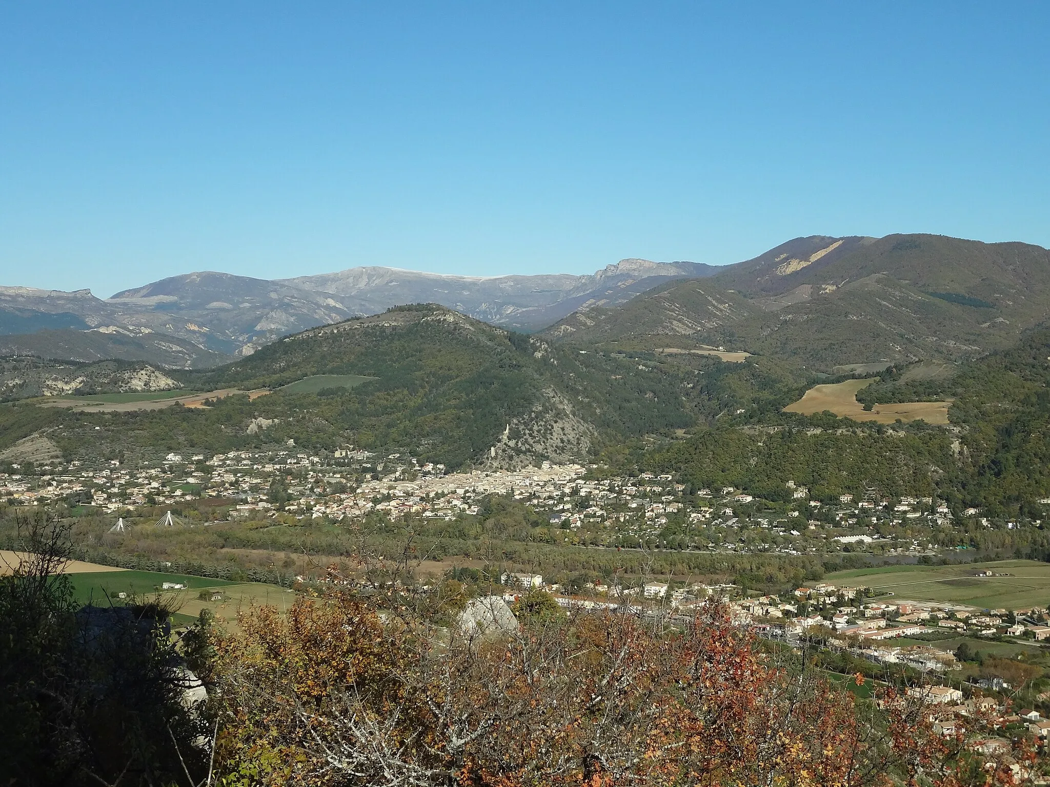 Photo showing: village de Volonne, colline de Tigne derrière (794 m), montagne de Jouère au fond à droite (1886 m)