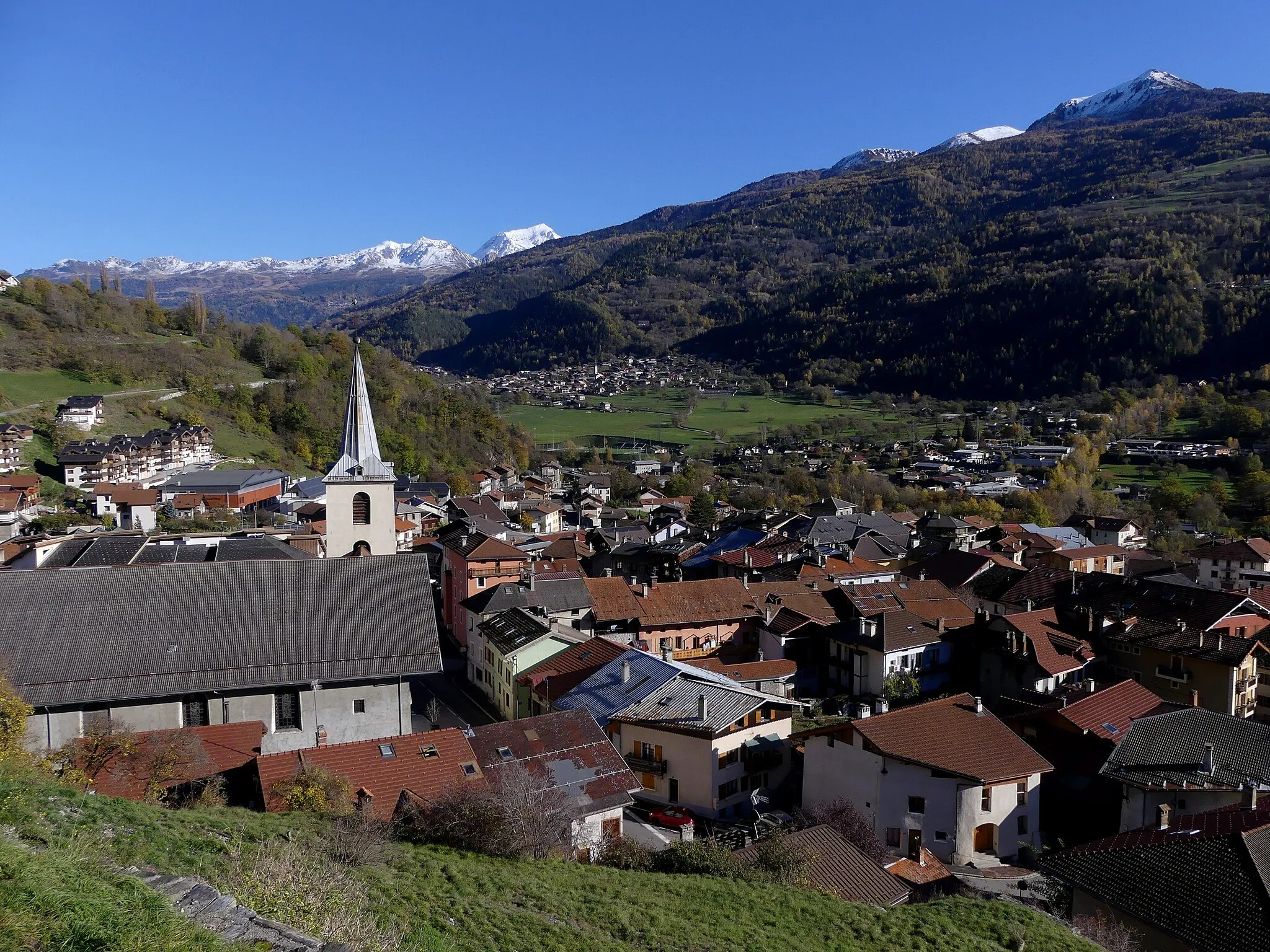 Photo showing: Sight, in autumn from Saint-Sigismond chapel, of Aime downtown and its church, in Tarentaise valley, Savoie, France.
