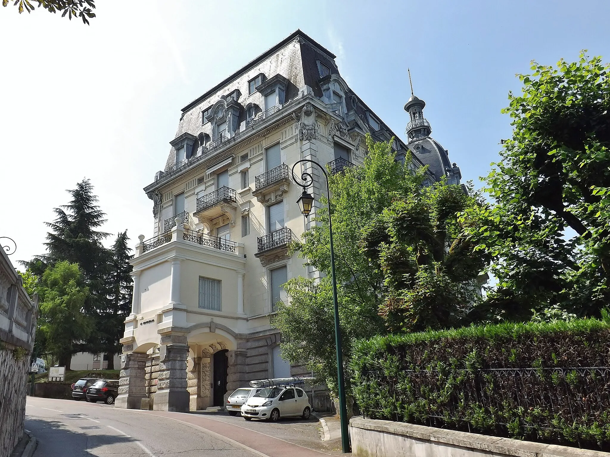 Photo showing: Sight of former Hôtel Excelsior (known today as Résidence Beauregard), in city of Aix-les-Bains, in Savoie, France.