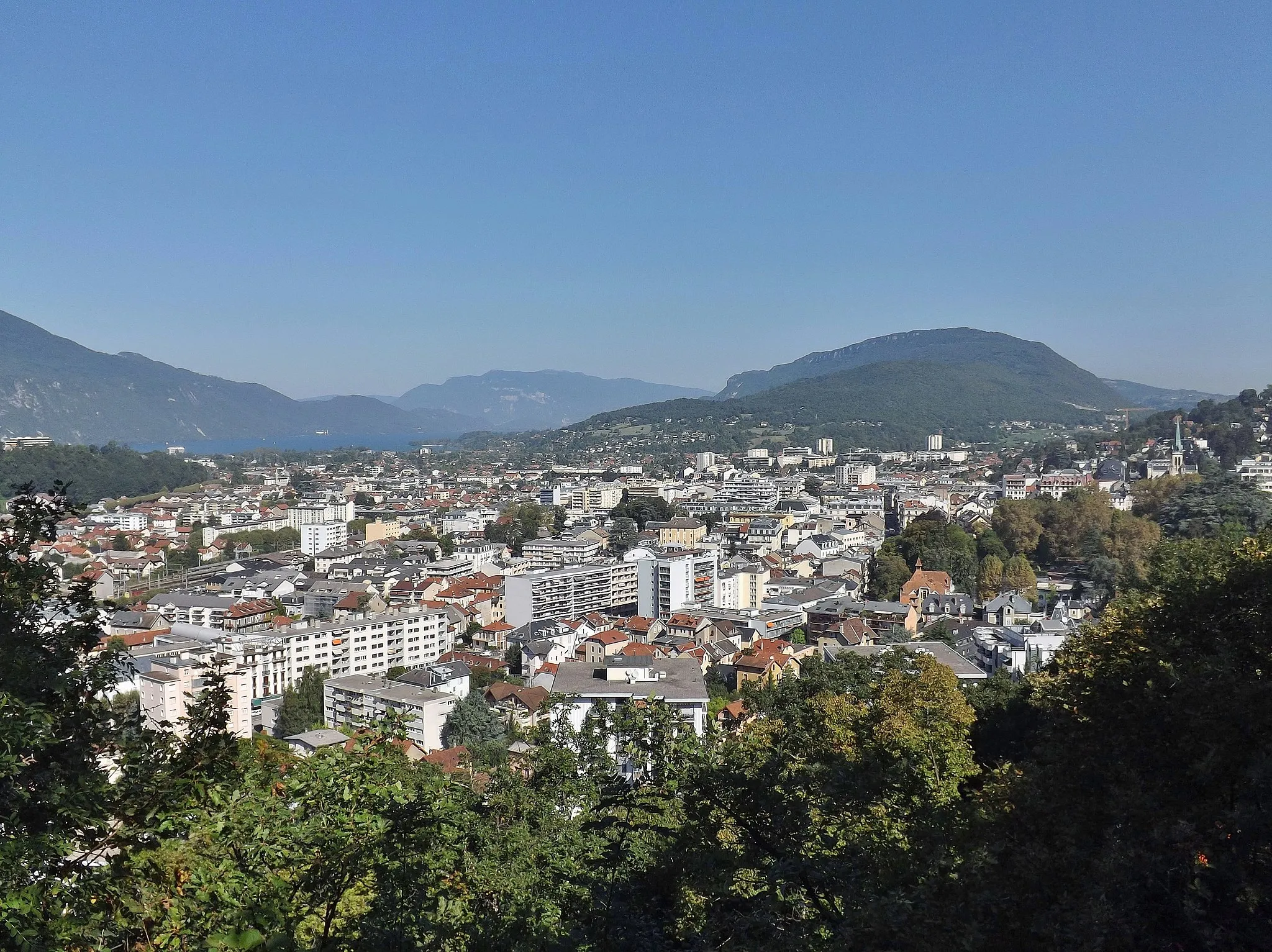 Photo showing: Panoramic sight of the French city of Aix-les-Bains in Savoie.