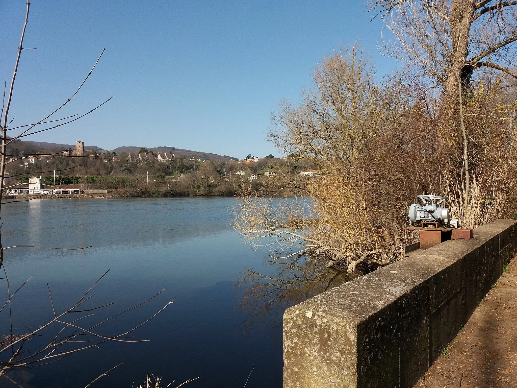 Photo showing: Moteur sur muret, au bord de la Saône.