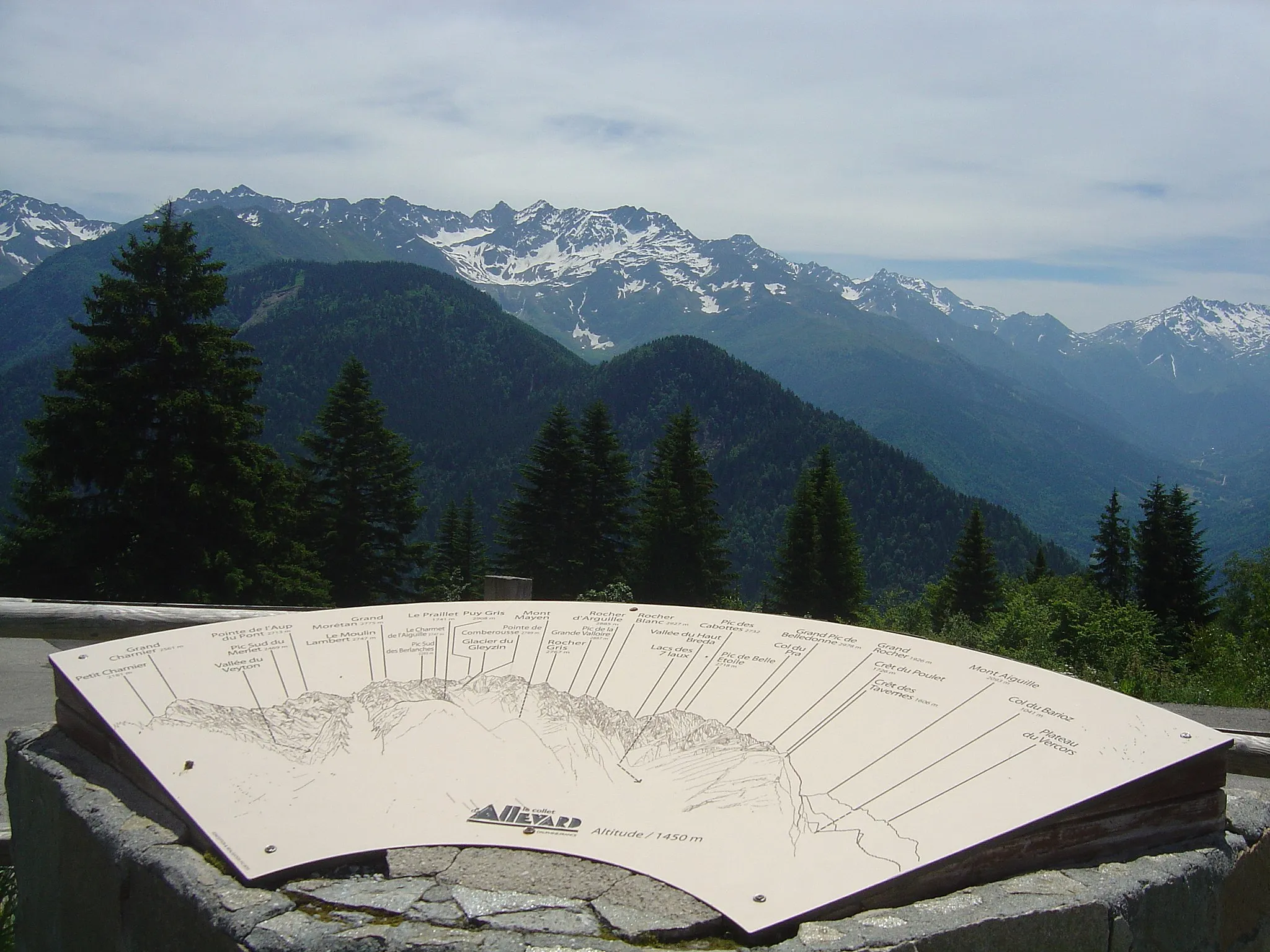 Photo showing: Table d'orientation dans la station du Collet d'Allevard (1450m). Vue sur le massif de Belledonne.