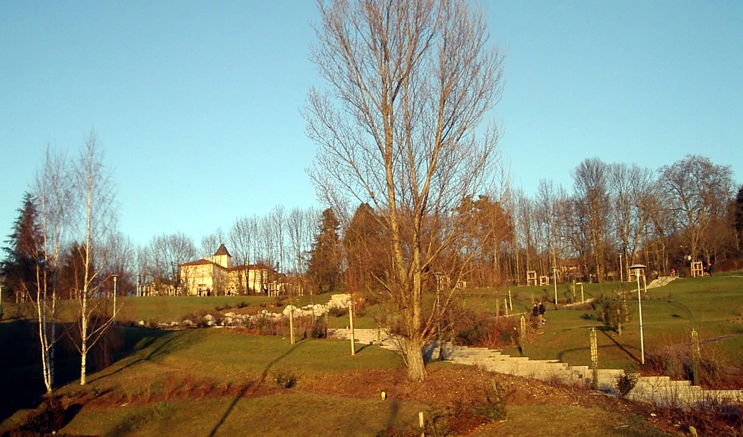 Photo showing: Ce parc publique se situe en centre-ville d'Ambérieu-en-Bugey, derrière Les Arcades.