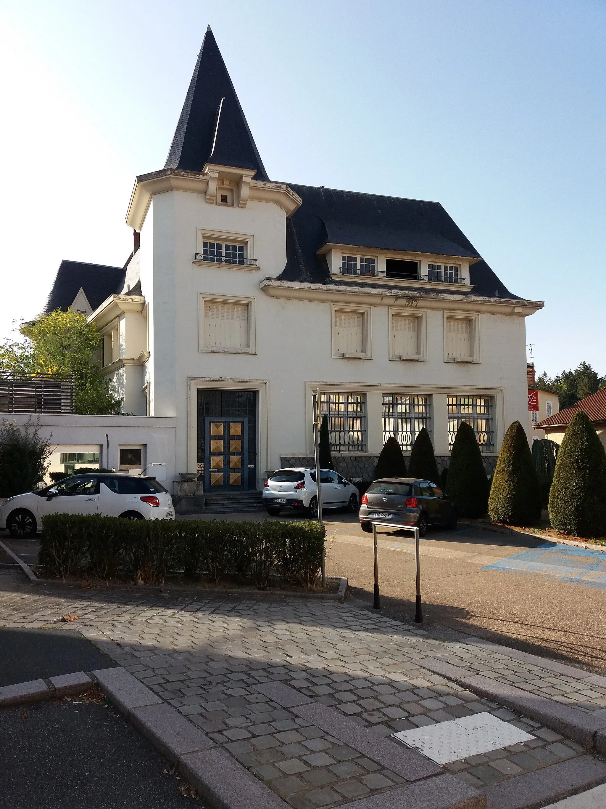 Photo showing: Grande maison à côté de l'ancienne chapelle de l'hôpital / musée Barthélemy Thimonnier.