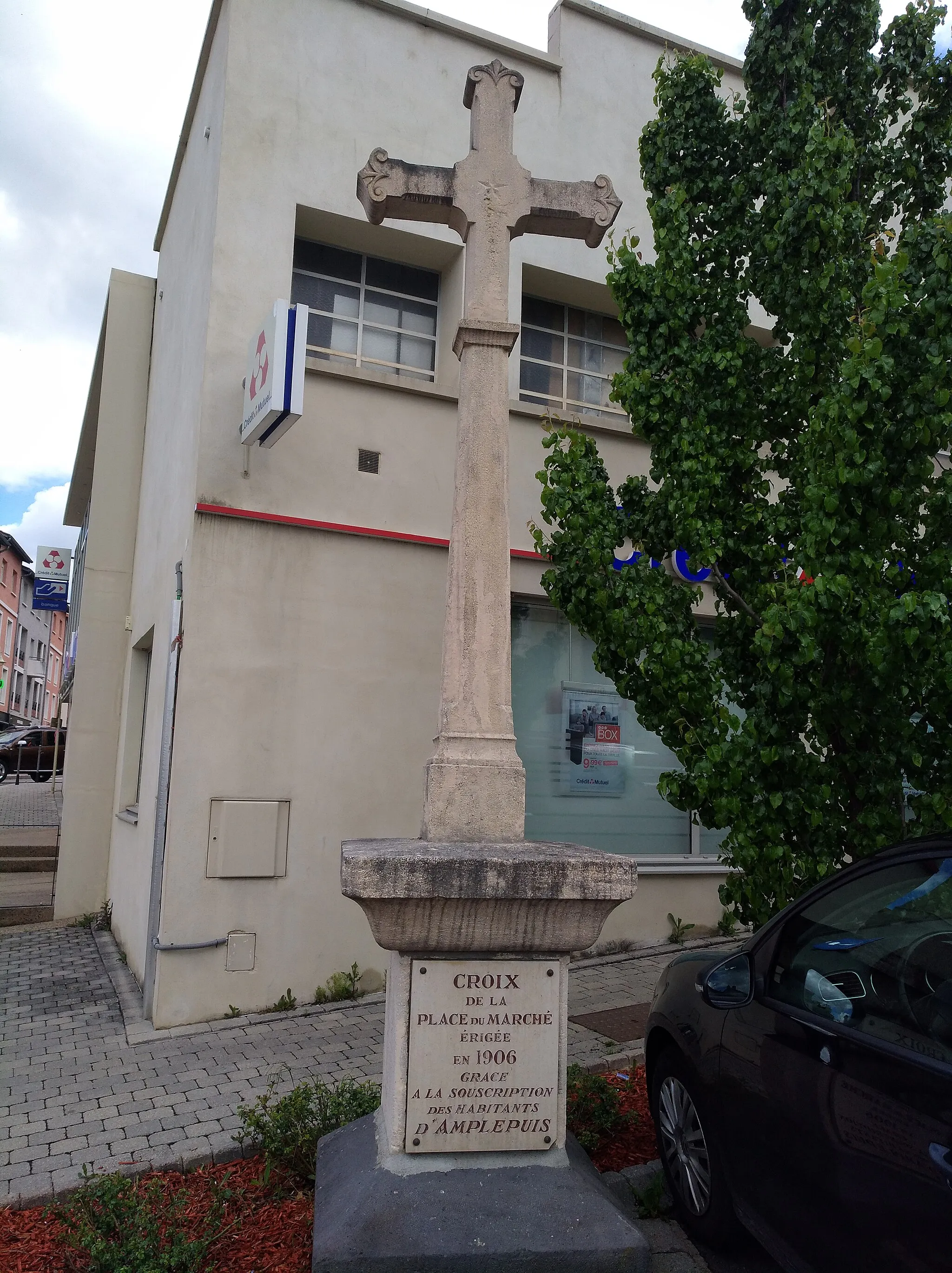 Photo showing: Croix de la place du Marché (érigée en 1906), à Amplepuis (Rhône, France).