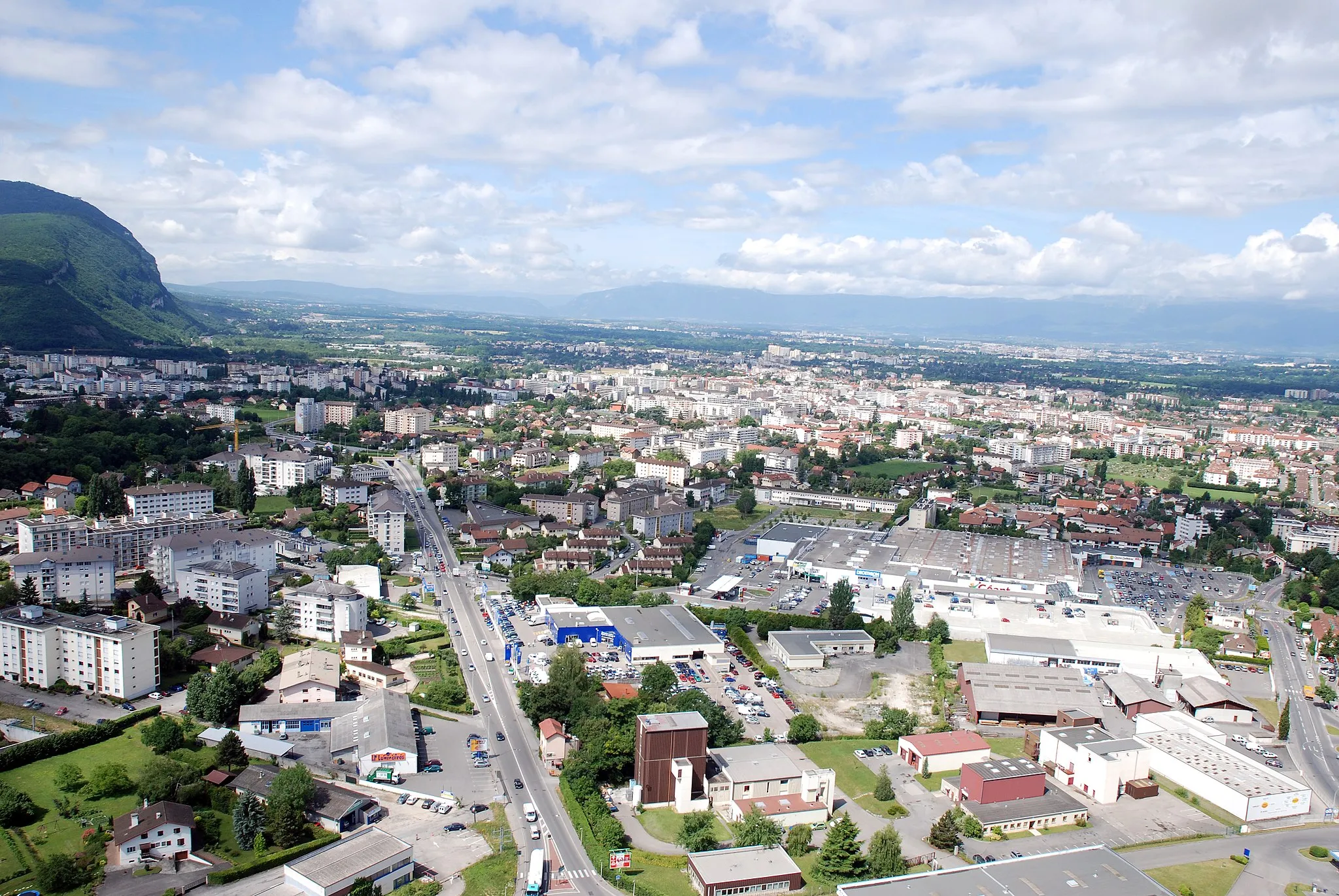 Photo showing: La ville d'Annemasse dans le département français de la Haute-Savoie vue du ciel.