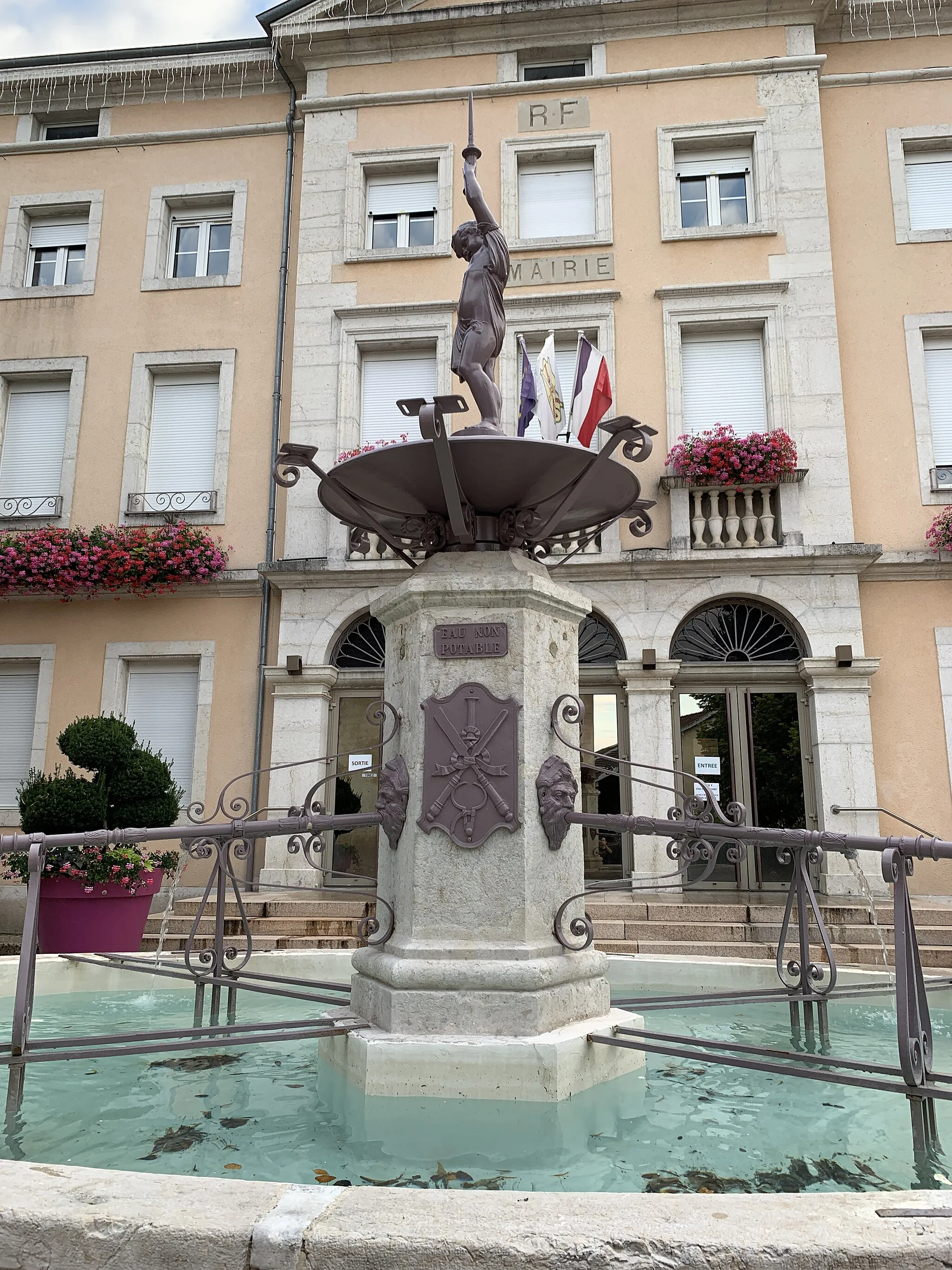Photo showing: Fontaine de la Mairie d'Arbent.