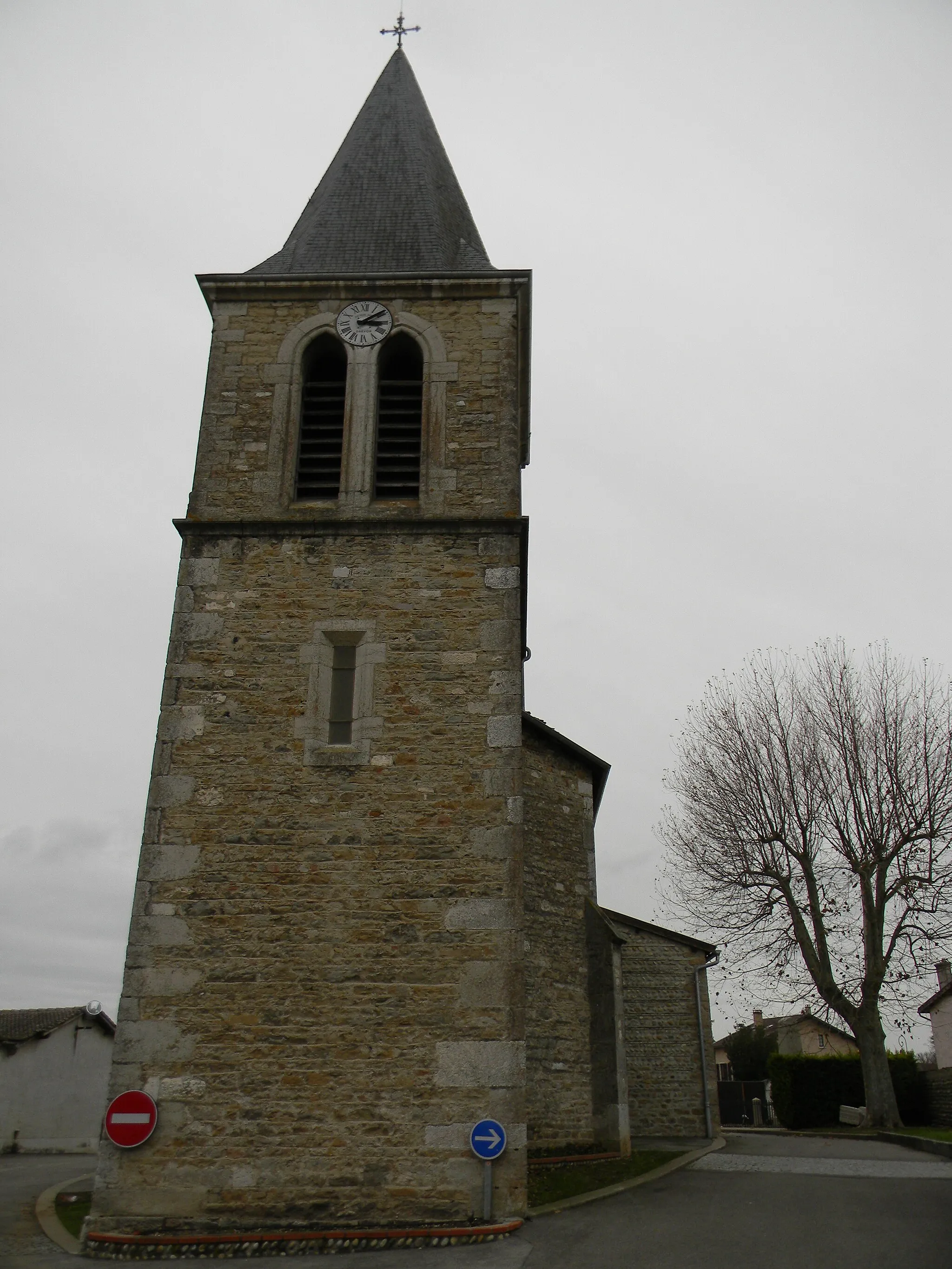Photo showing: Vue arrière de l'église de Balan, dans l'Ain, avec le clocher en premier plan.