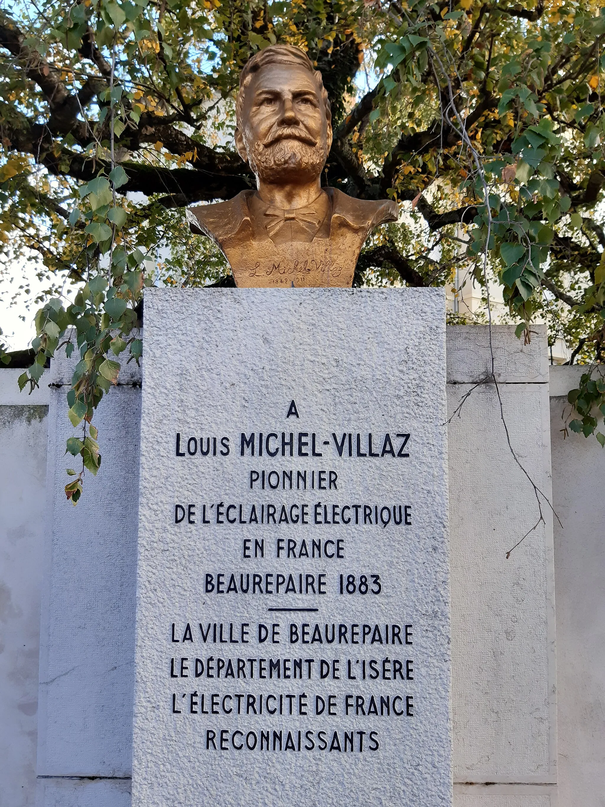 Photo showing: Stèle et buste dédiés à Louis-Michel Villaz, pionnier de l'éclairage public électrique, à Beaurepaire (Isère)