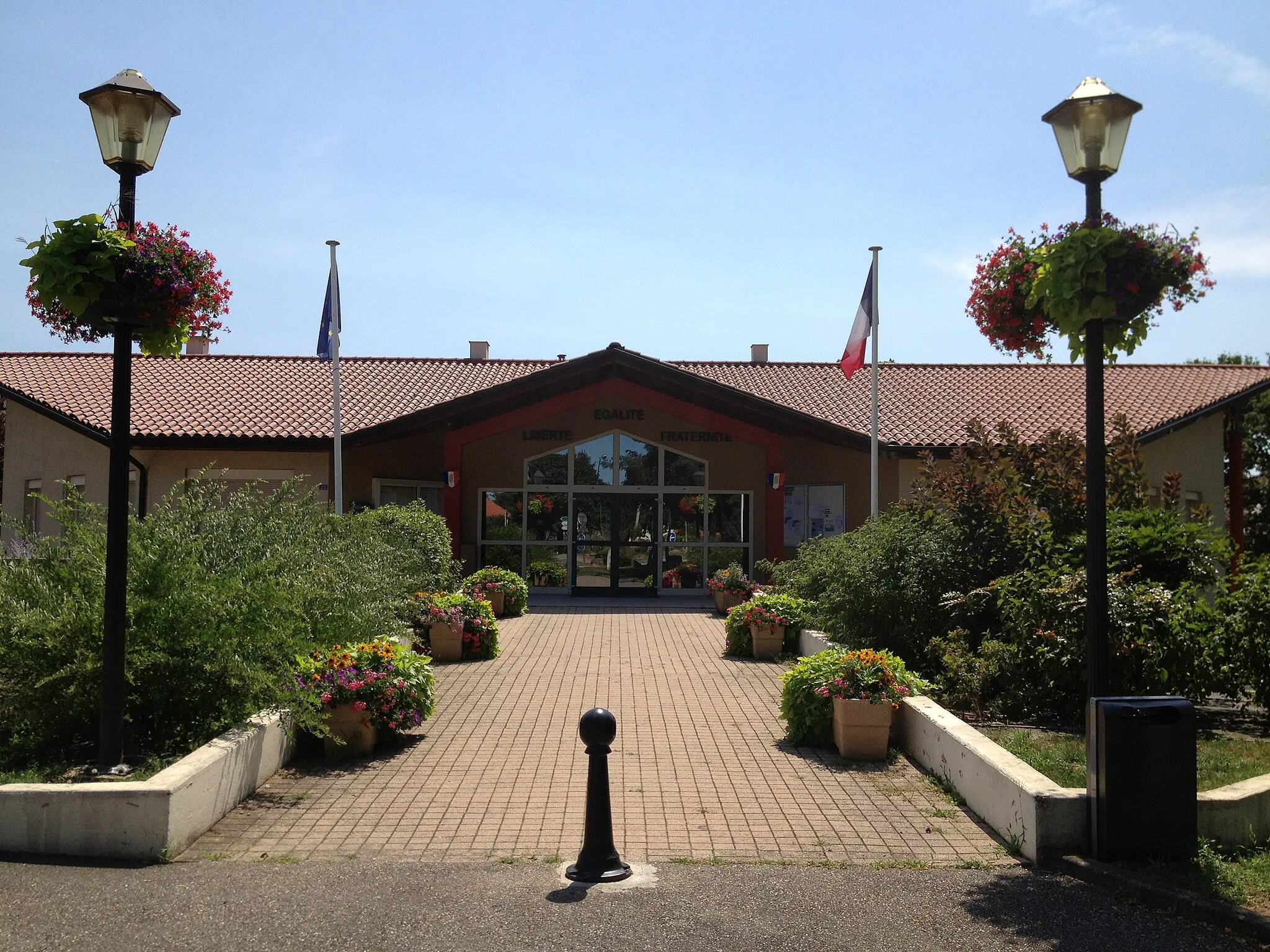 Photo showing: La mairie de Béligneux située dans le hameau de La Valbonne; la précédente mairie était dans le village-même de Béligneux.