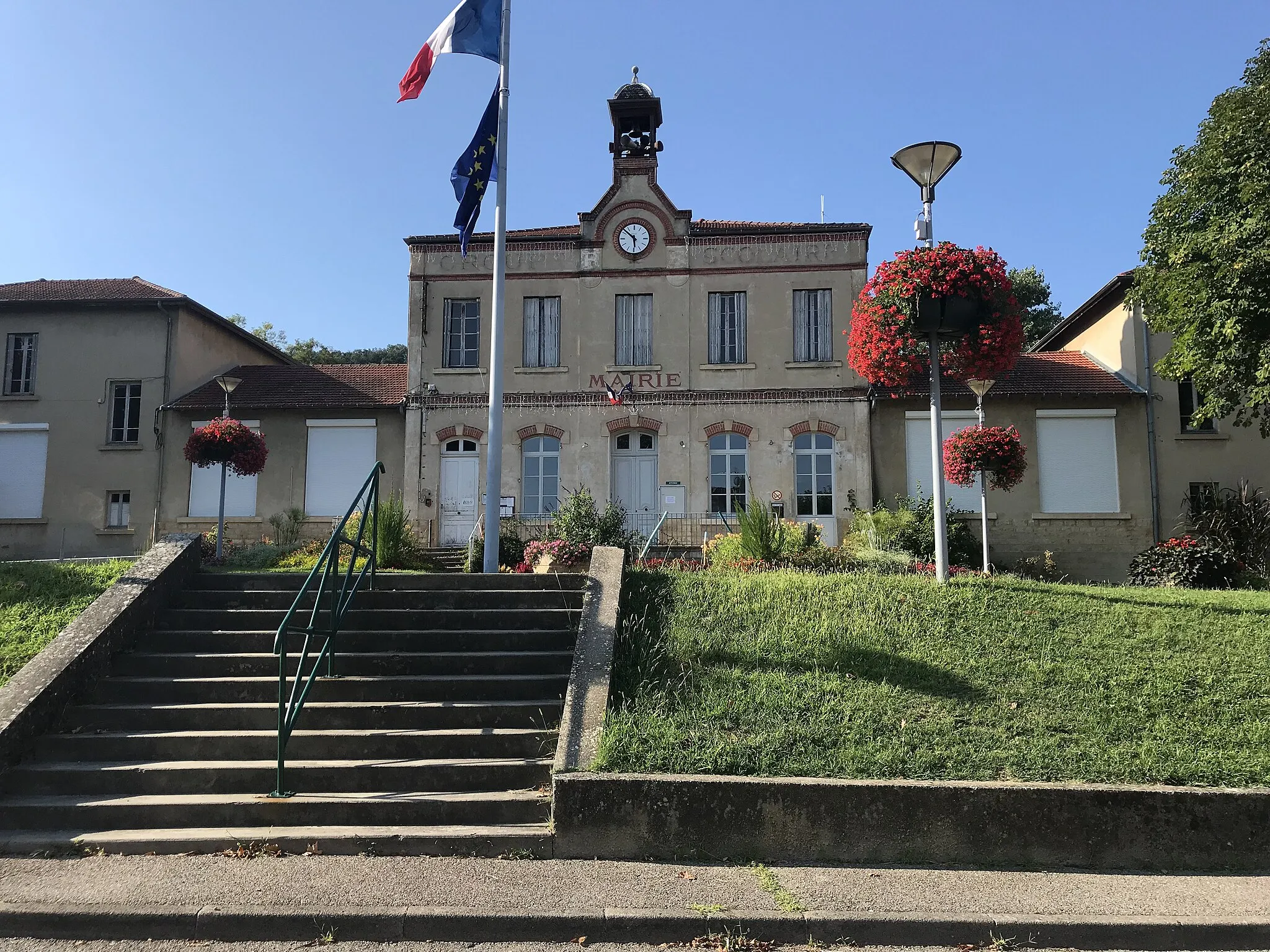 Photo showing: Mairie de Beynost (Ain, France) en août 2018.