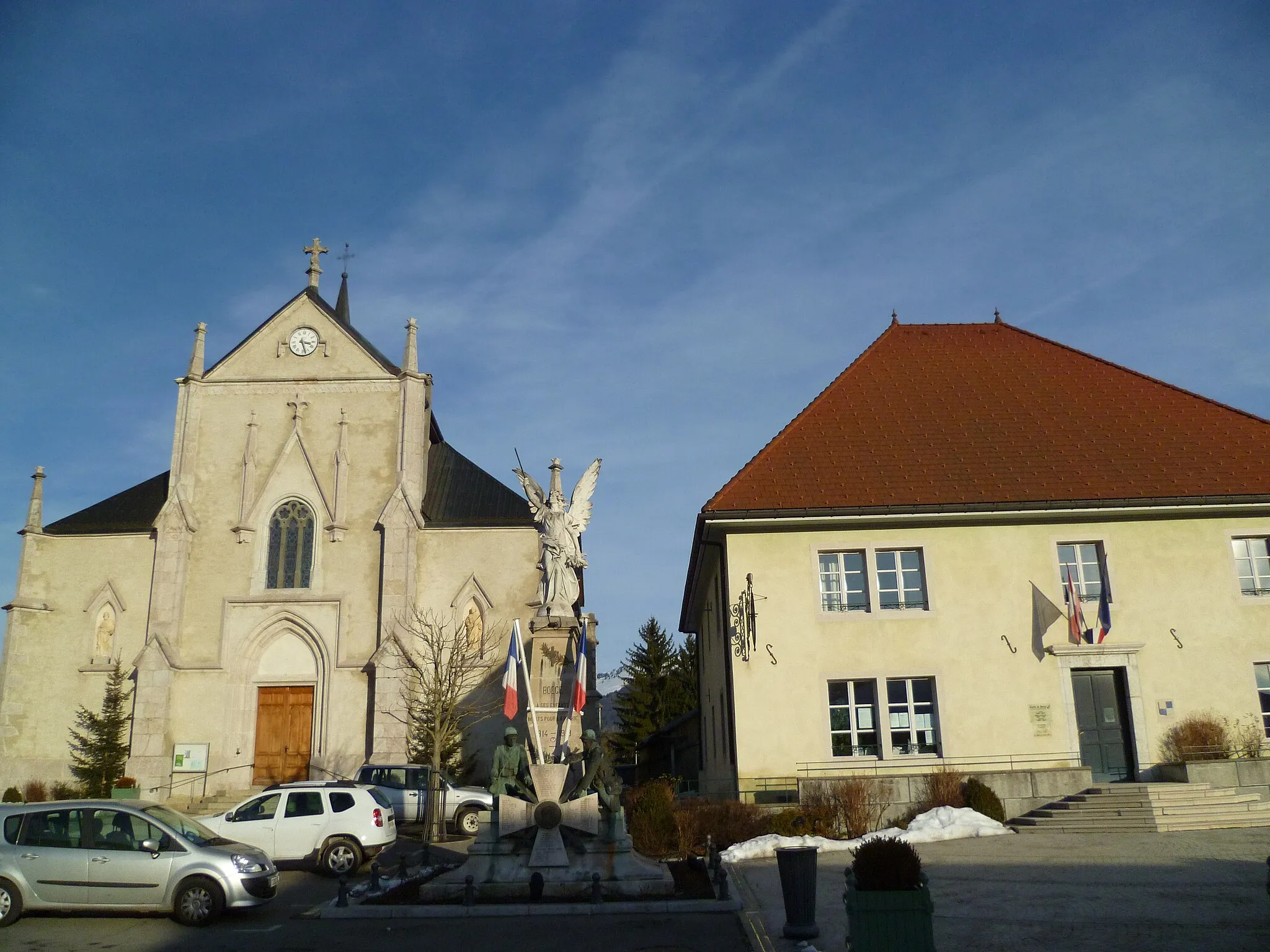 Photo showing: The Boëge church - Saint Maurice - and town hall in Haute-Savoie, France