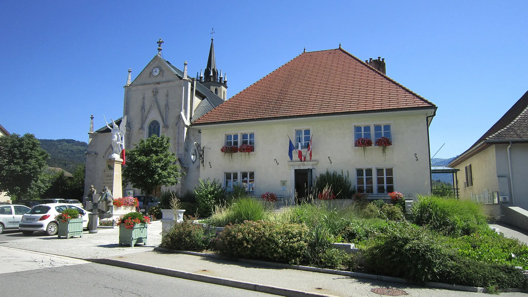 Photo showing: Boêge (Haute-Savoie) : la mairie et l'église