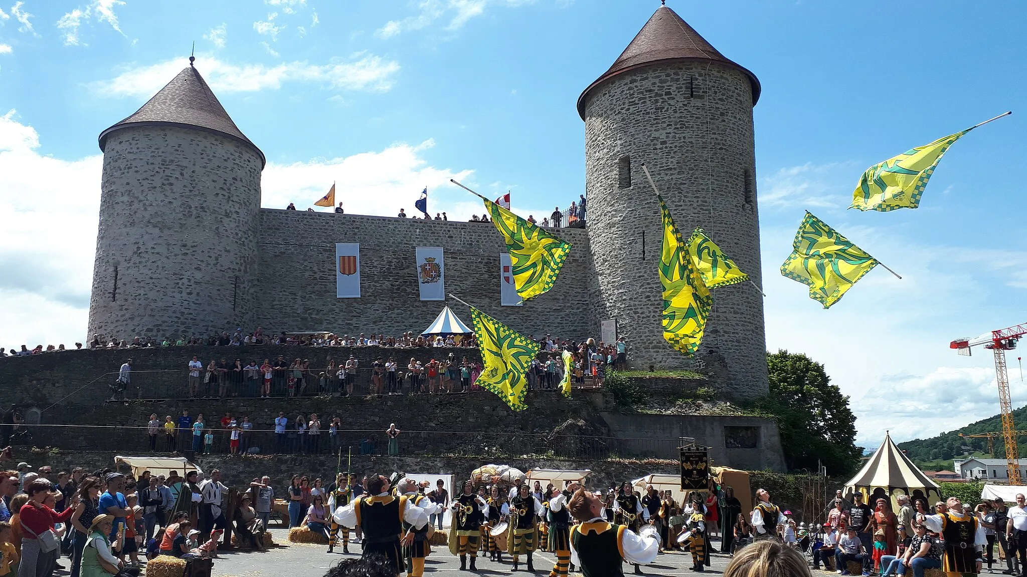 Photo showing: Après des années de travaux de restauration, une partie du château retrouve des couleurs et accueille de nouveau le public.