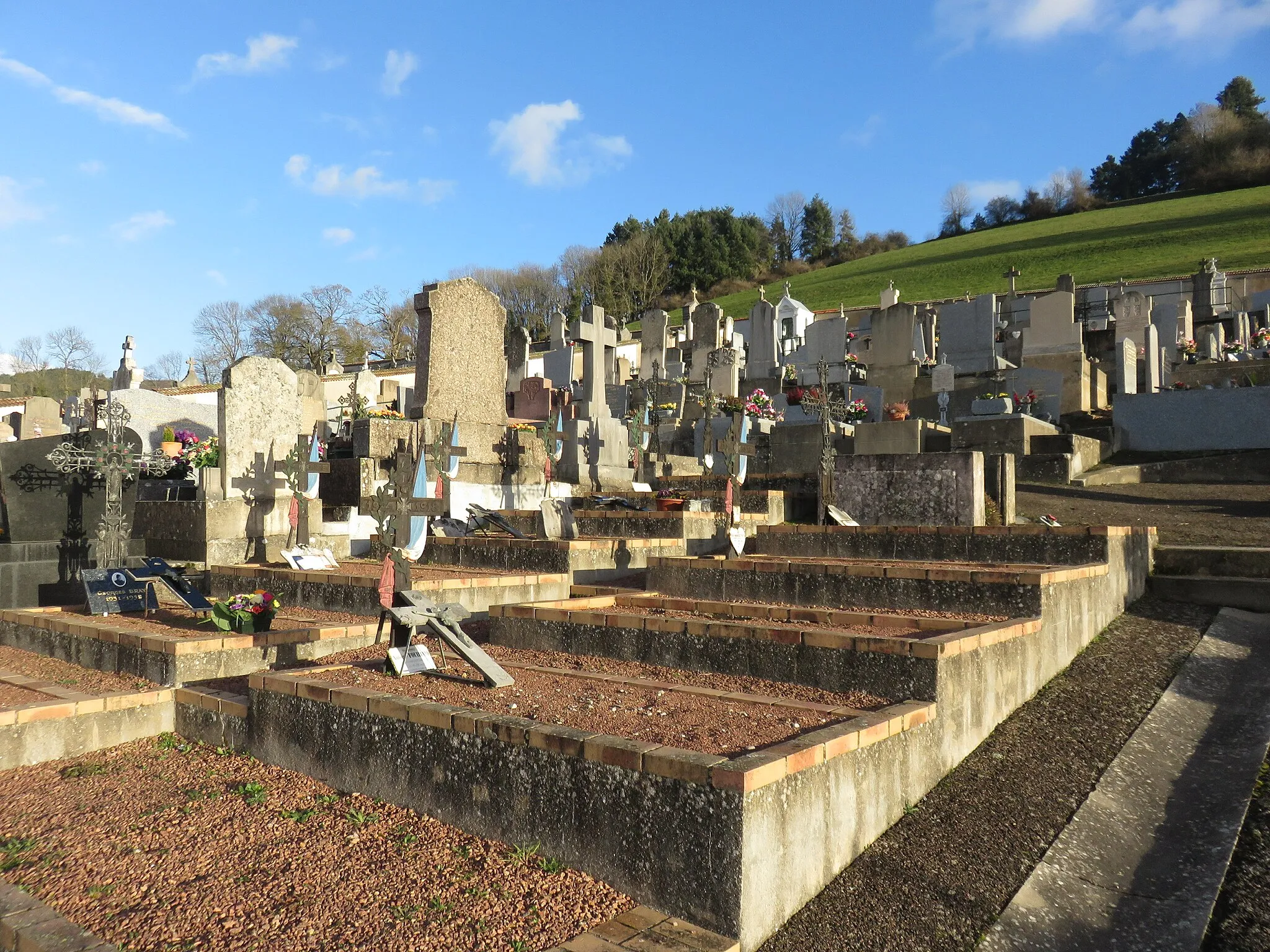 Photo showing: Cimetière de Bourg-de-Thizy (commune de Thizy-les-Bourgs, Rhône, France) en janvier 2018.