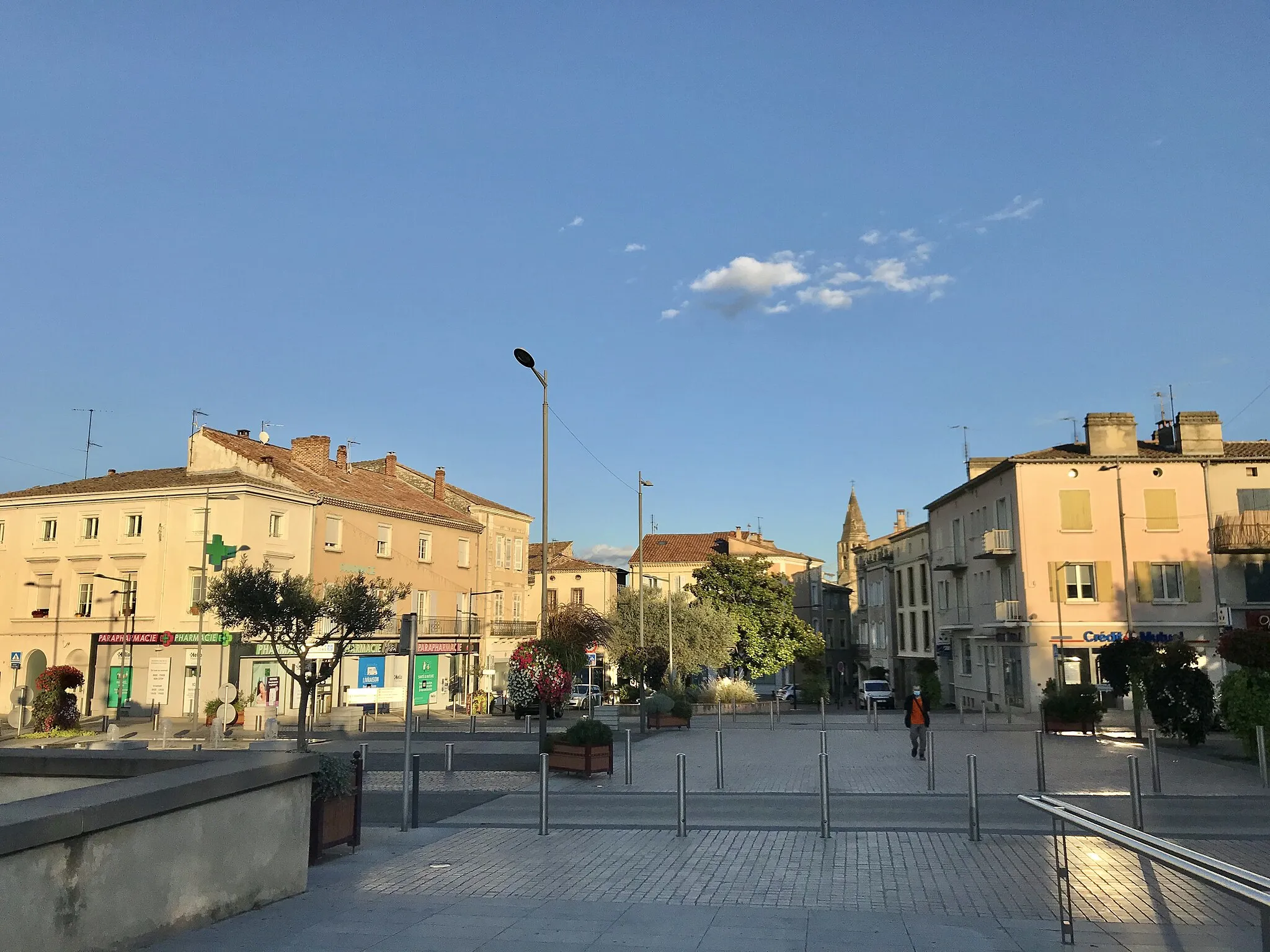 Photo showing: Place du Champs de Mars à Bourg-Saint-Andéol