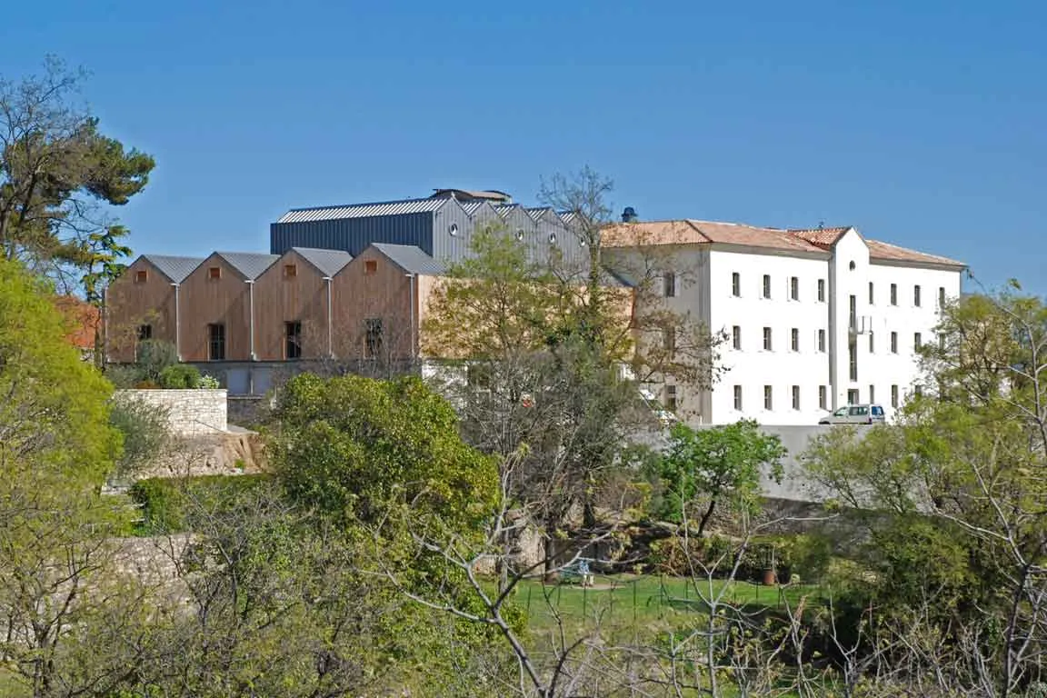 Photo showing: La Cascade, maison des arts du clown et du cirque (vue éloignée du bâtiment)