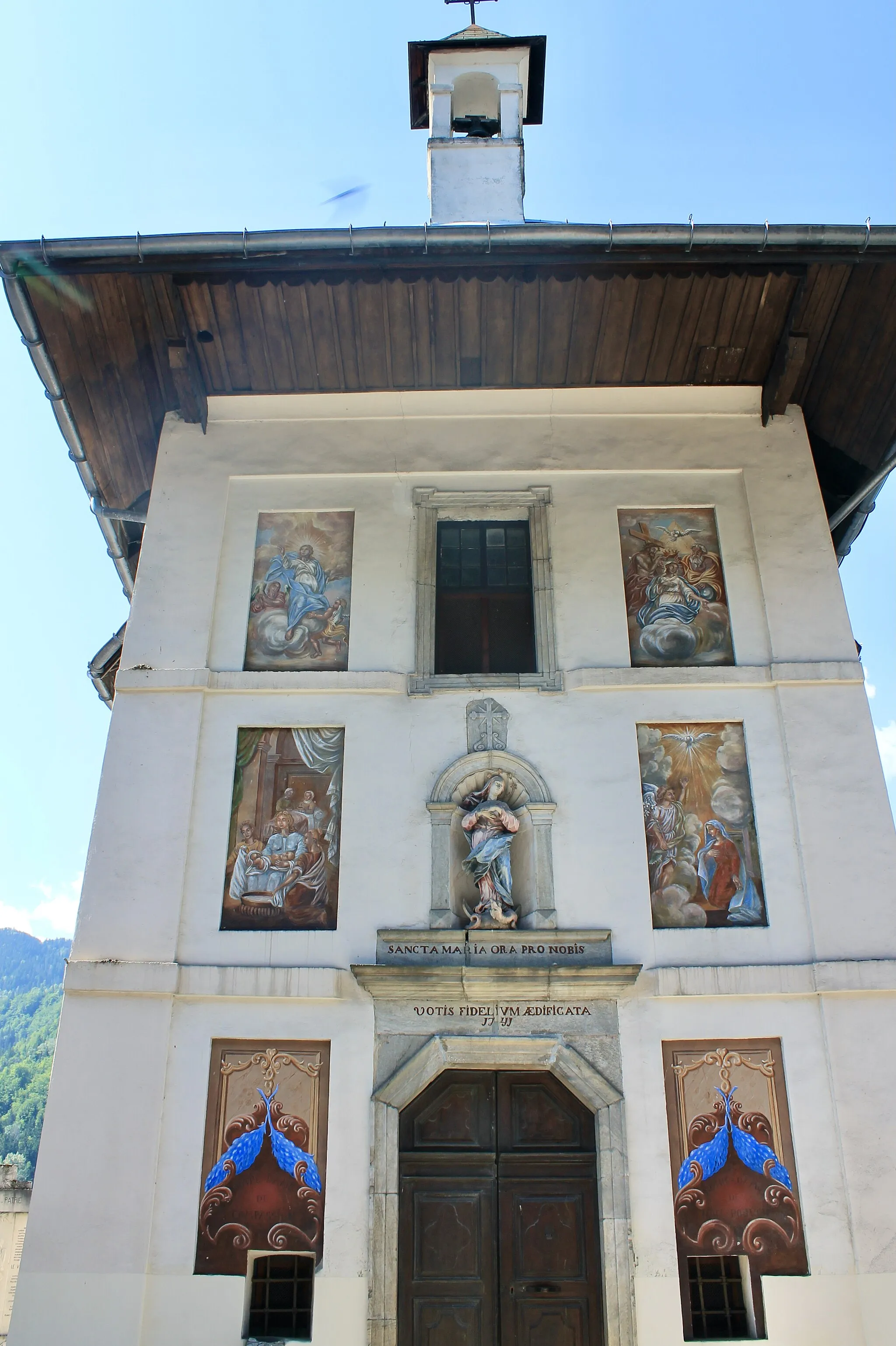 Photo showing: Façade peinte de la Chapelle Notre-Dame-de-Tout-Pouvoir de Bozel.