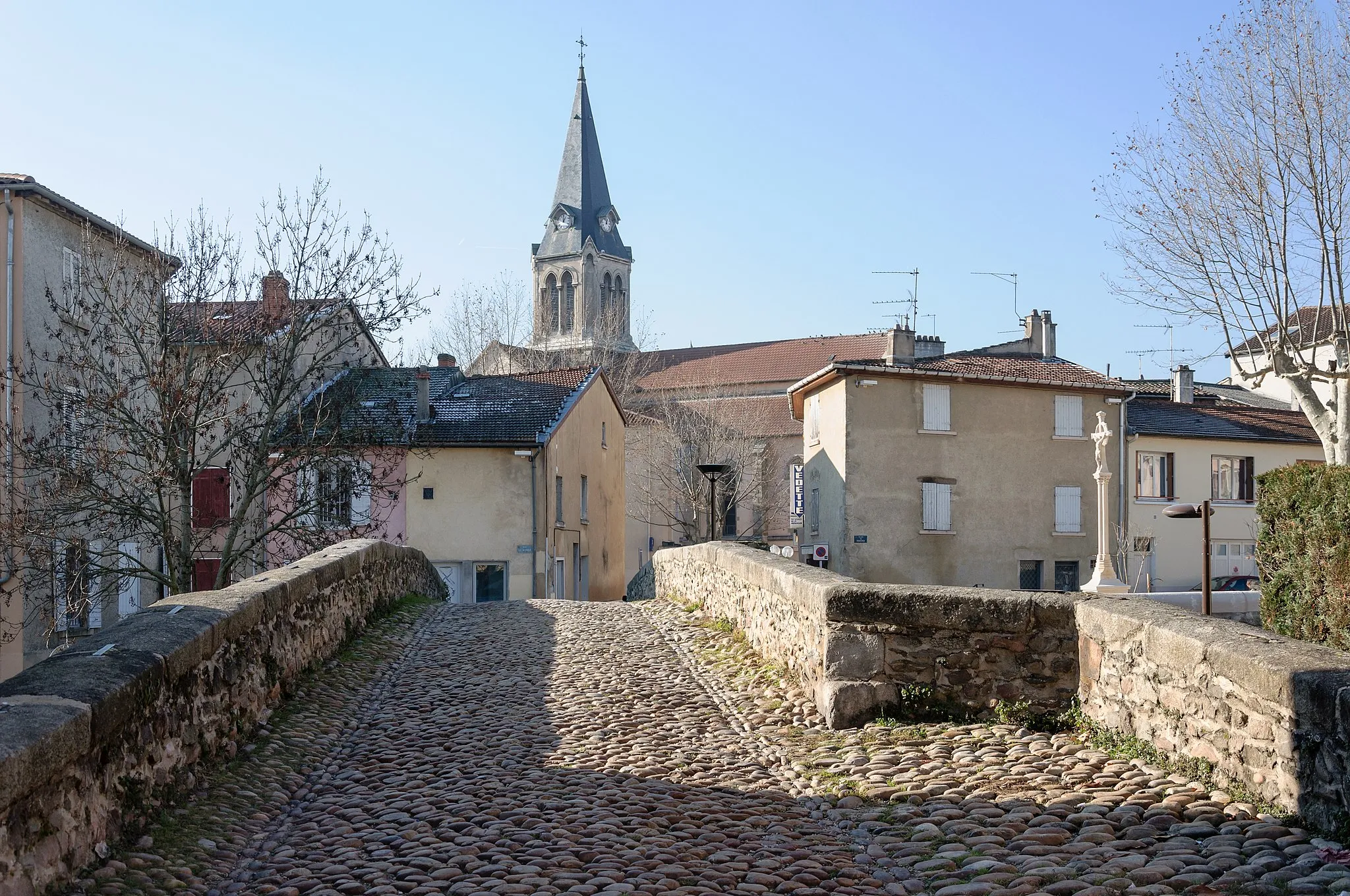 Photo showing: Brignais, Rhône, France: a view form the old bridge.