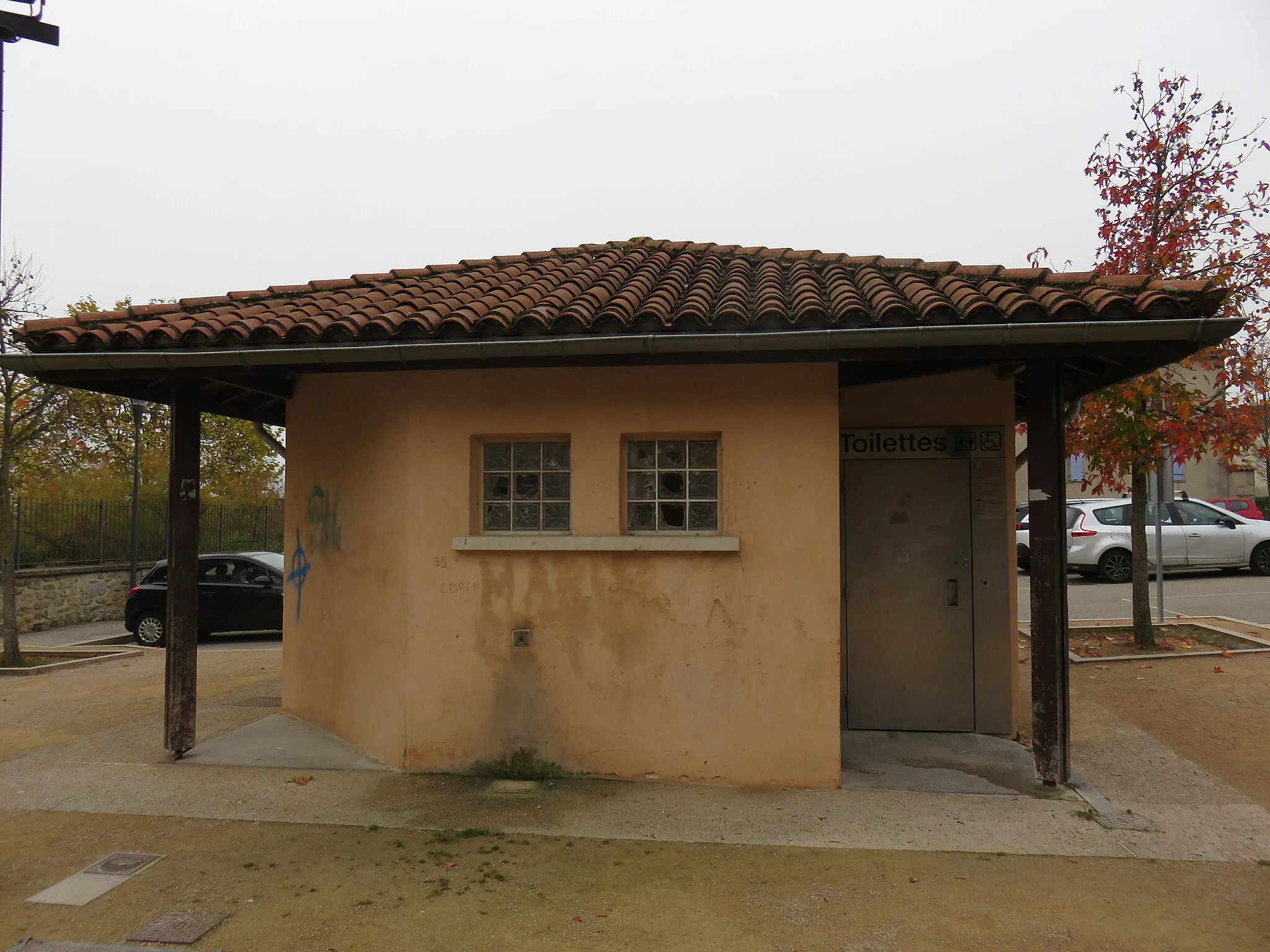 Photo showing: Toilettes publiques situées sur la place de la Paix à Brindas (Rhône, France).