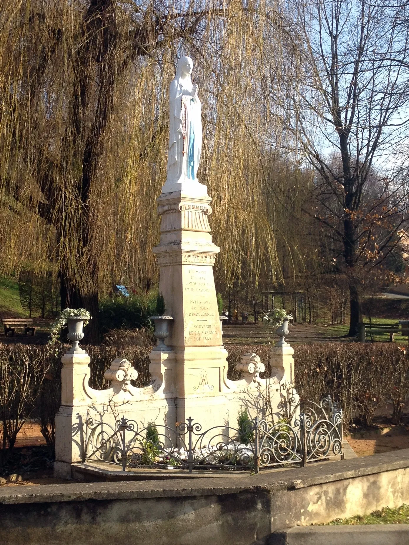 Photo showing: Statue de la Vierge à Cailloux-sur-Fontaines.