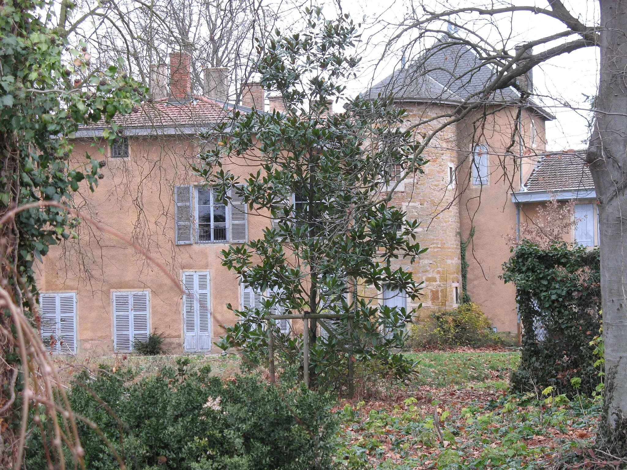 Photo showing: Château de Noailleux à Cailloux-sur-Fontaines dans le Rhône, vue prise en fouinant à travers la clôture