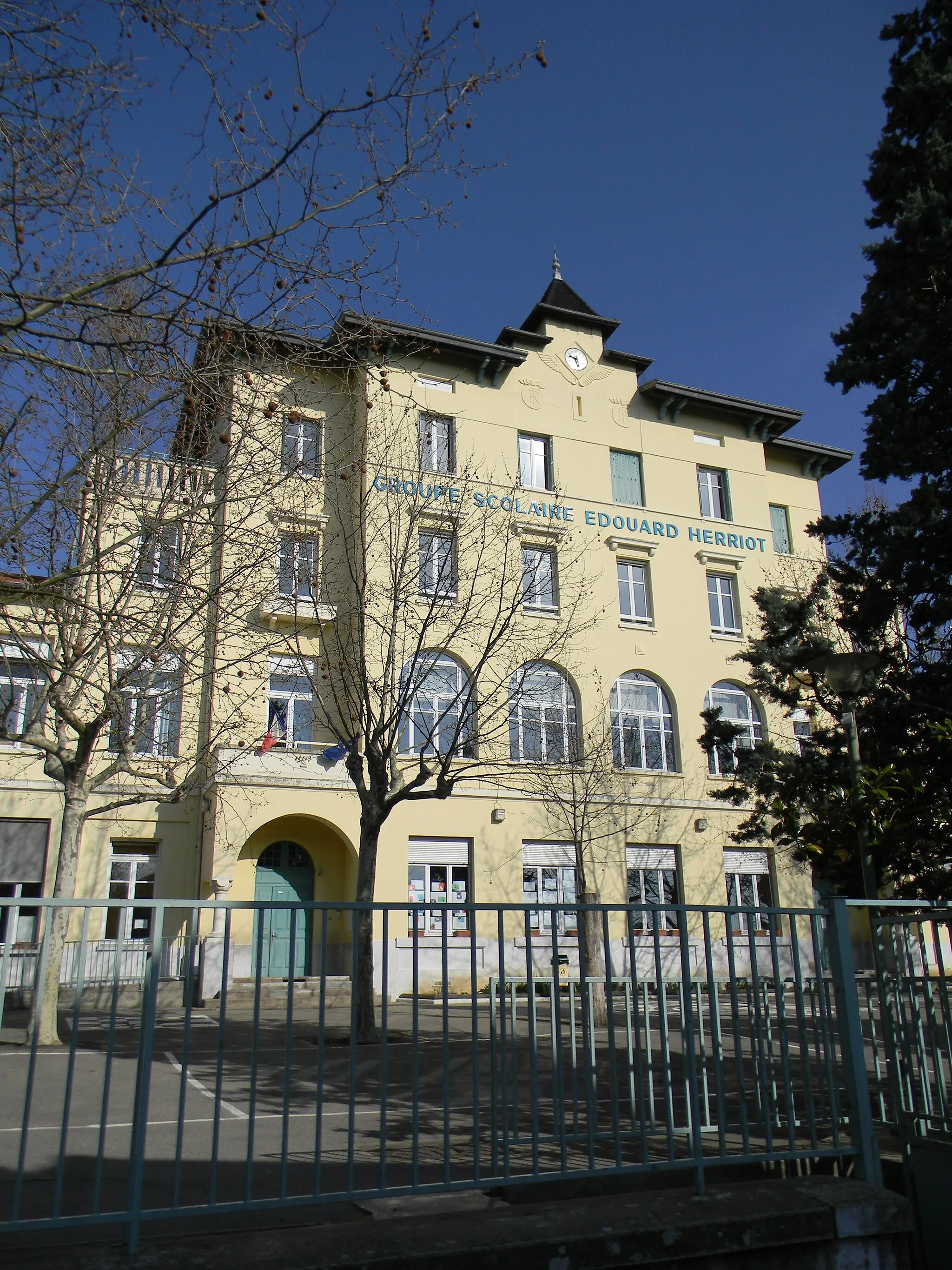 Photo showing: The Edouard Herriot school in Caluire-et-Cuire