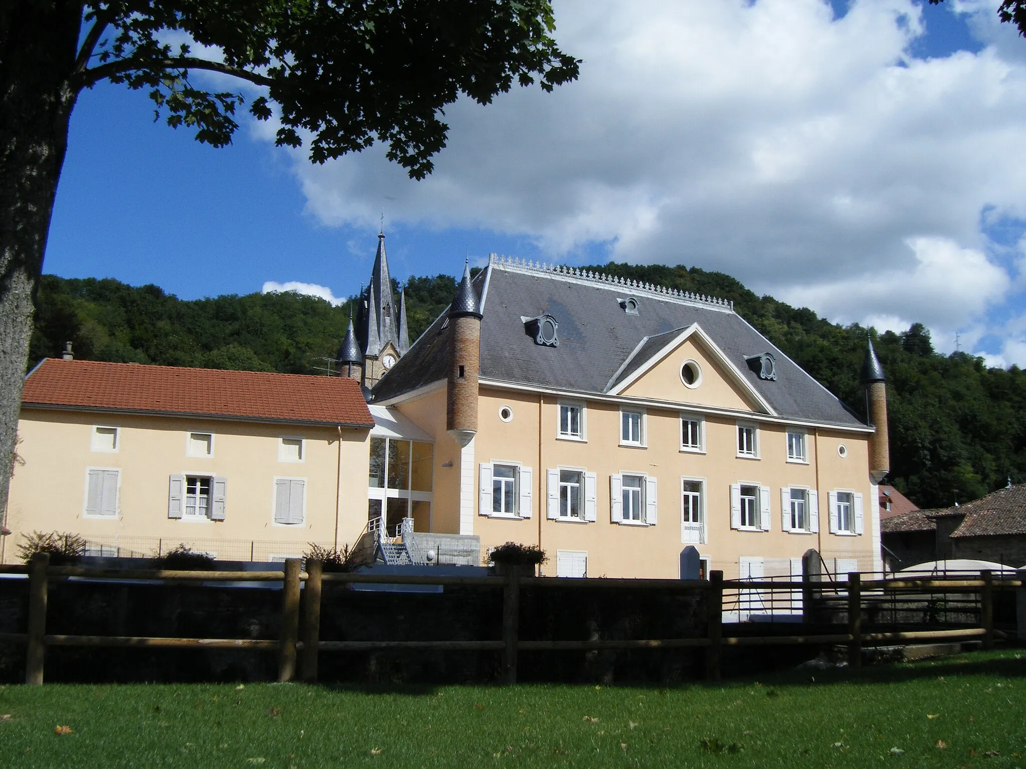 Photo showing: ECOLE ELEMENTAIRE du CHATEAU à CESSIEU  (siège de l'ancienne Mairie de 1952 à 2007)