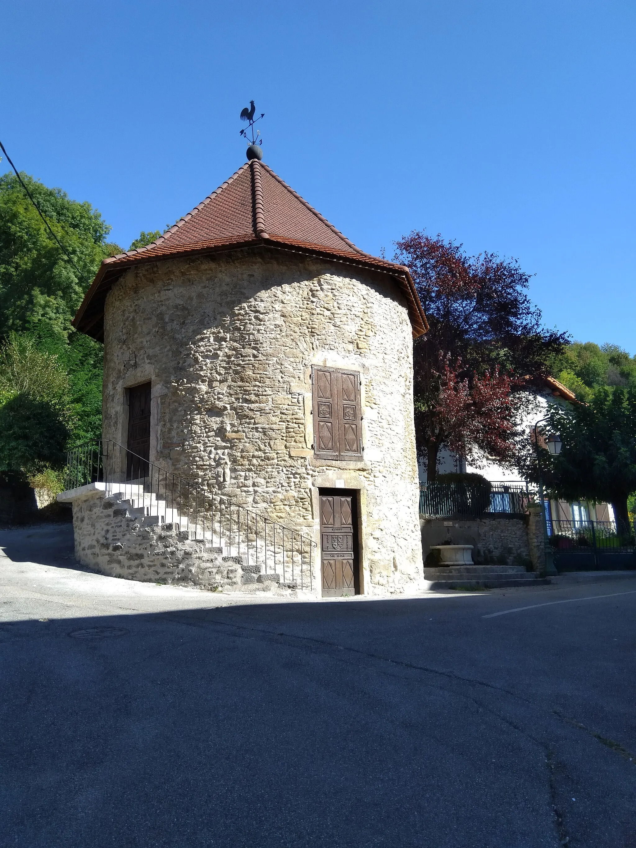 Photo showing: Tour médiévale près de l'Eglise Saint Martin