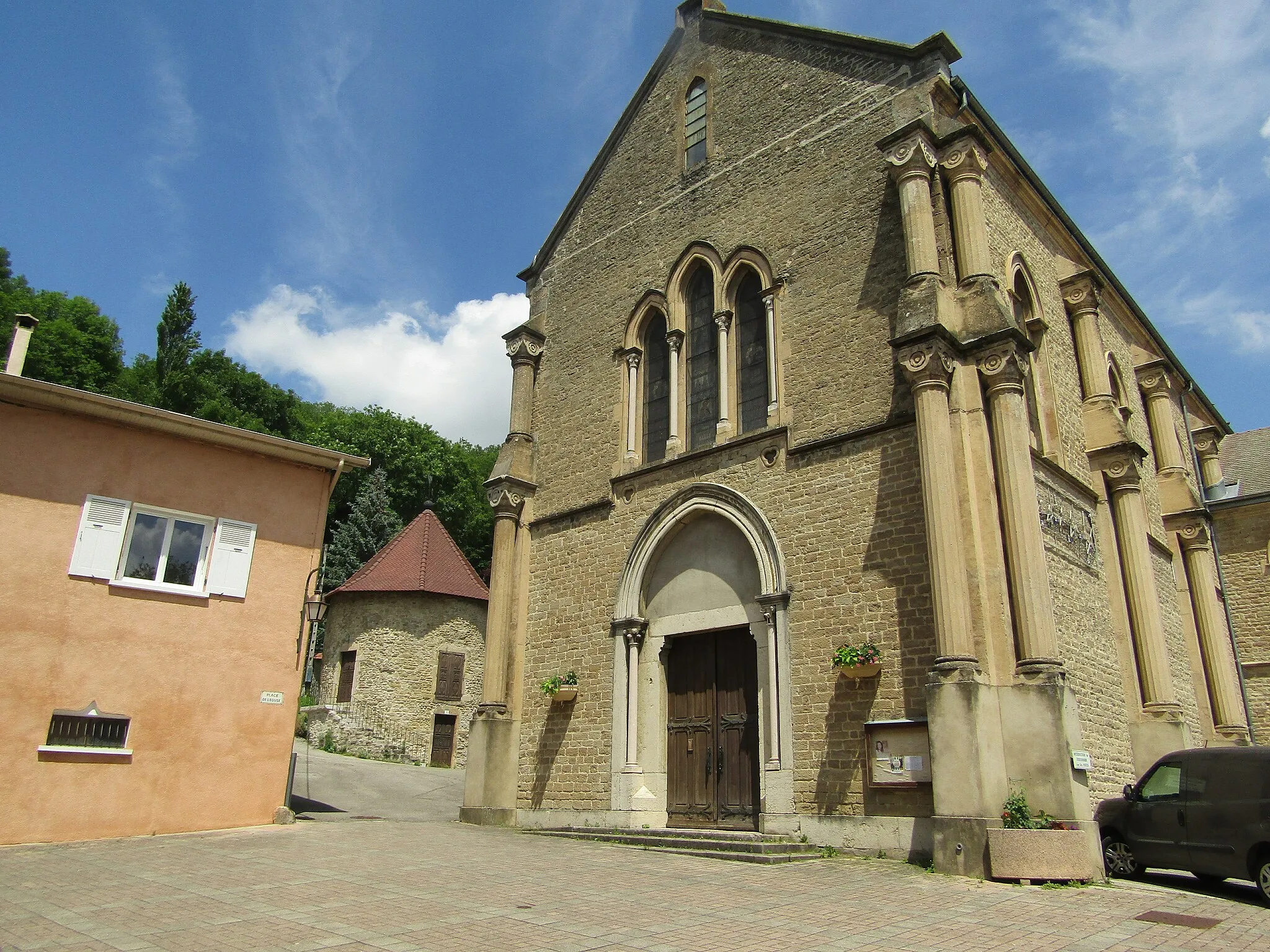 Photo showing: Porche de l'église de Cessieu en 2019