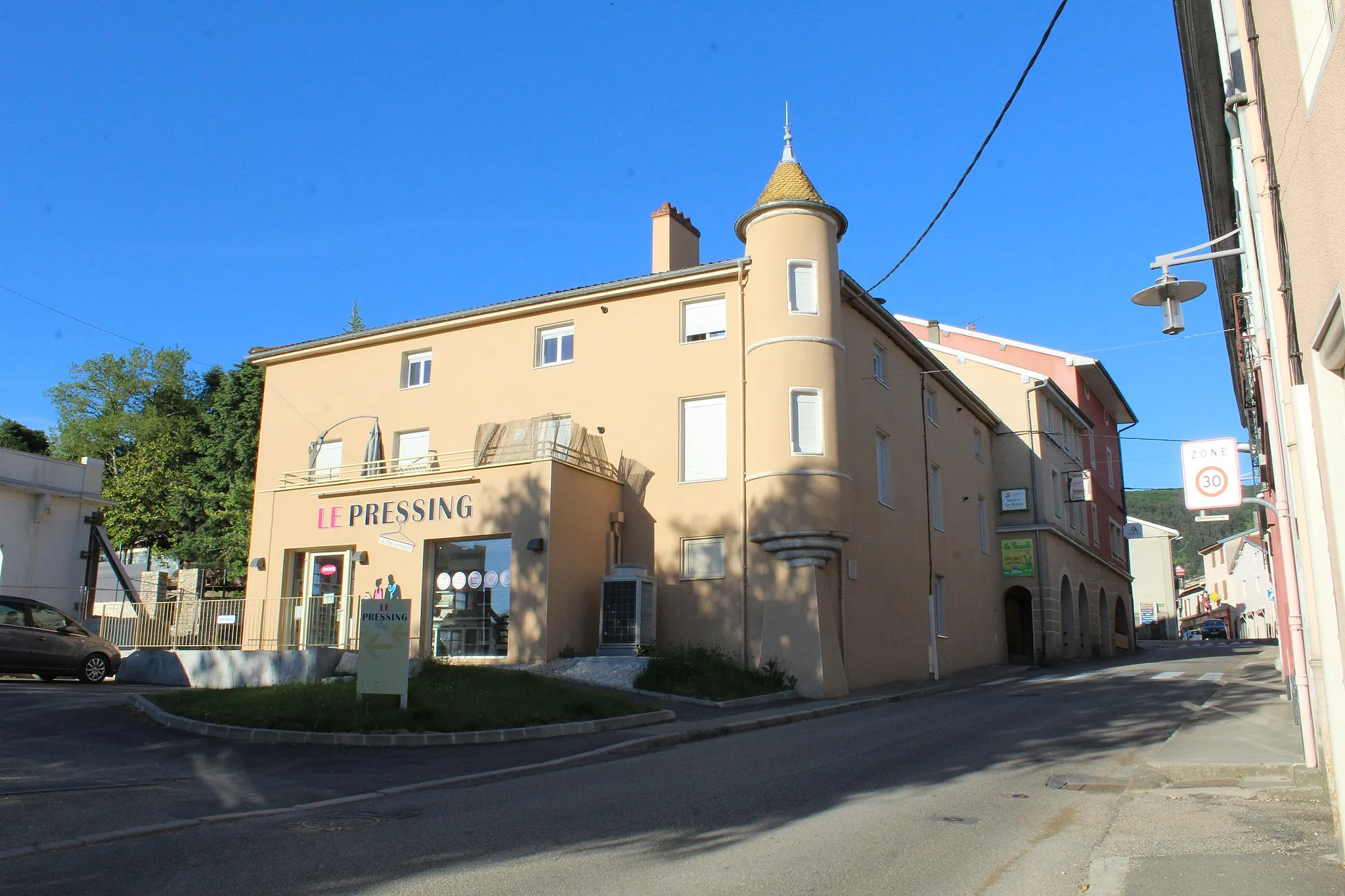 Photo showing: Maison Guillon, demeure où ont vécu Joseph de Lalande et Samuel Guichenon. Bâtiment situé à Ceyzériat.