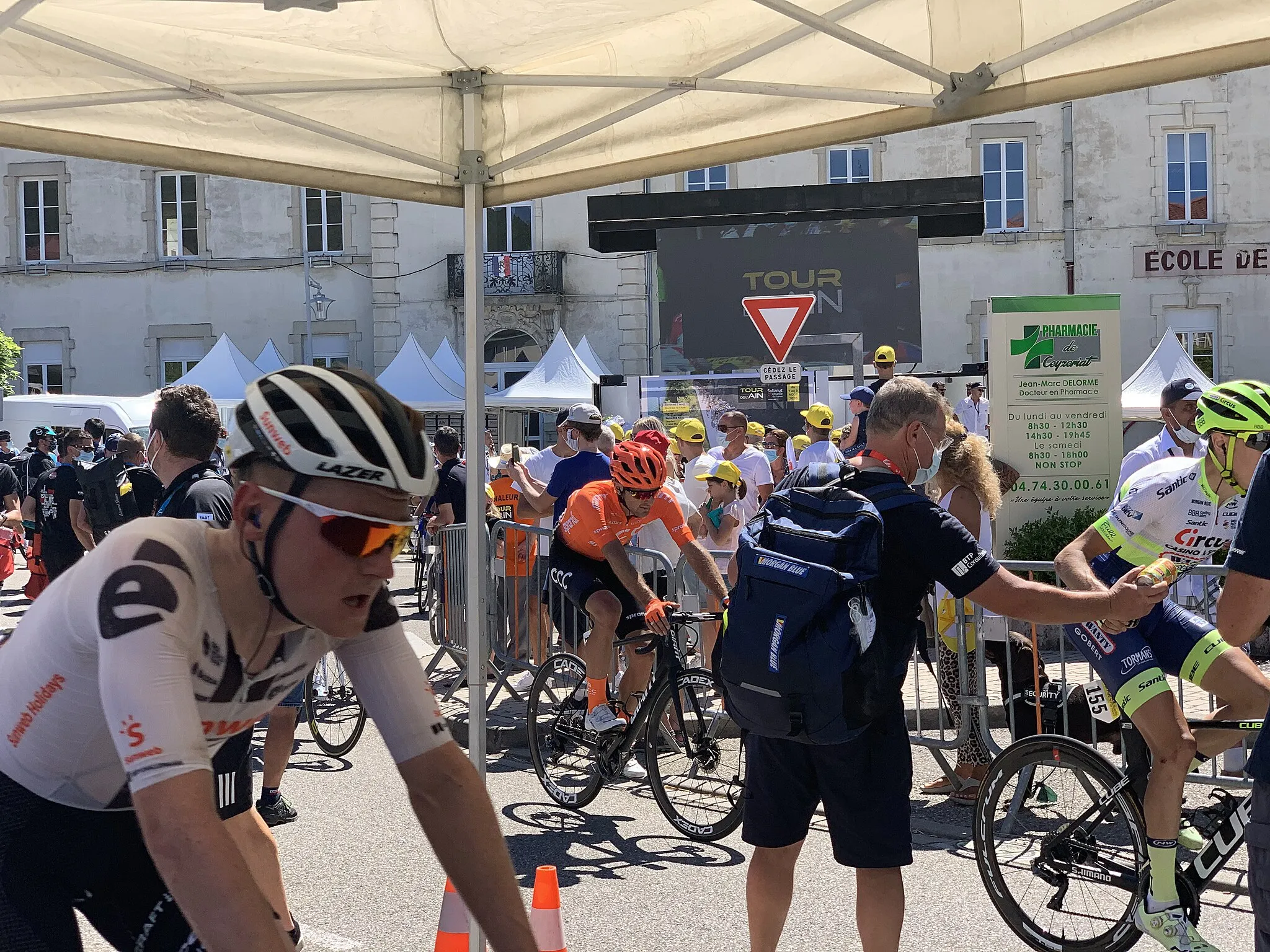 Photo showing: Centre-ville de Ceyzériat lors de l'arrivée du Tour de l'Ain 2020 (première étape) - arrivée de coureurs.