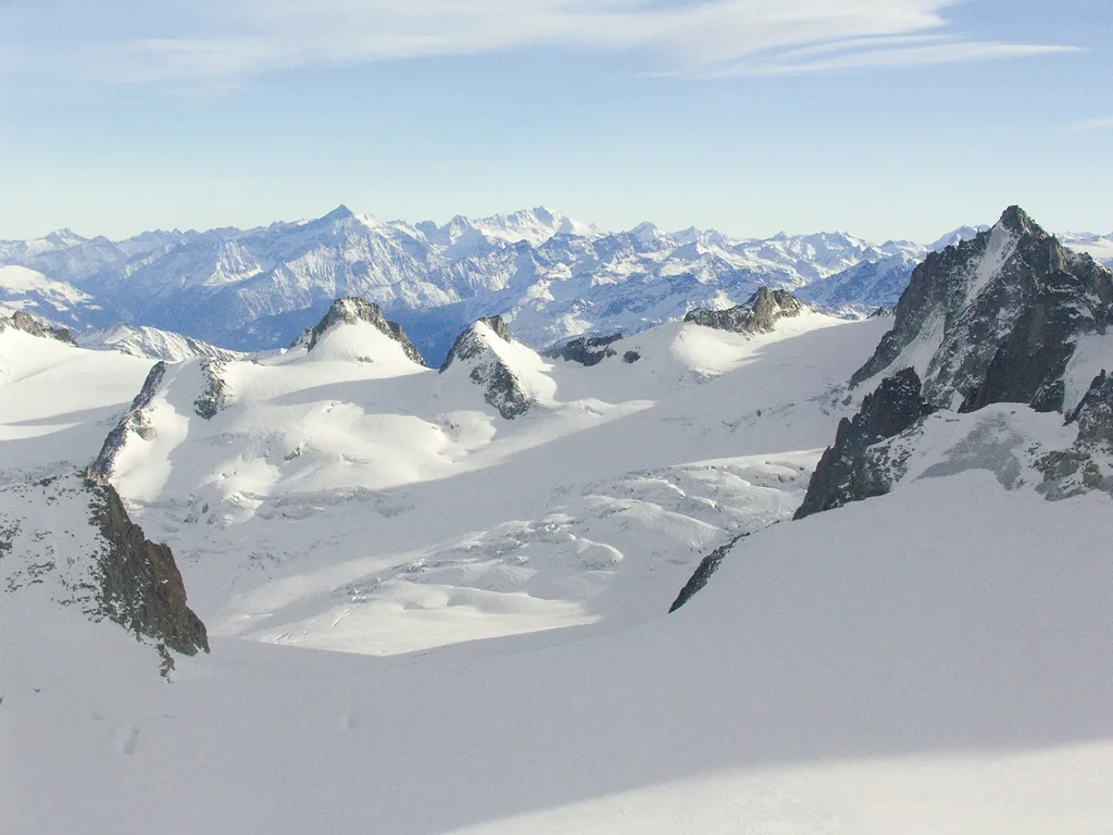 Photo showing: Vue depuis l’Aiguille du Midi. Chamonix-Mont-Blanc et la plupart des communes avoisinantes ambitionnent de faire classer le massif du Mont-Blanc comme « Patrimoine Mondial de l'Humanité ».