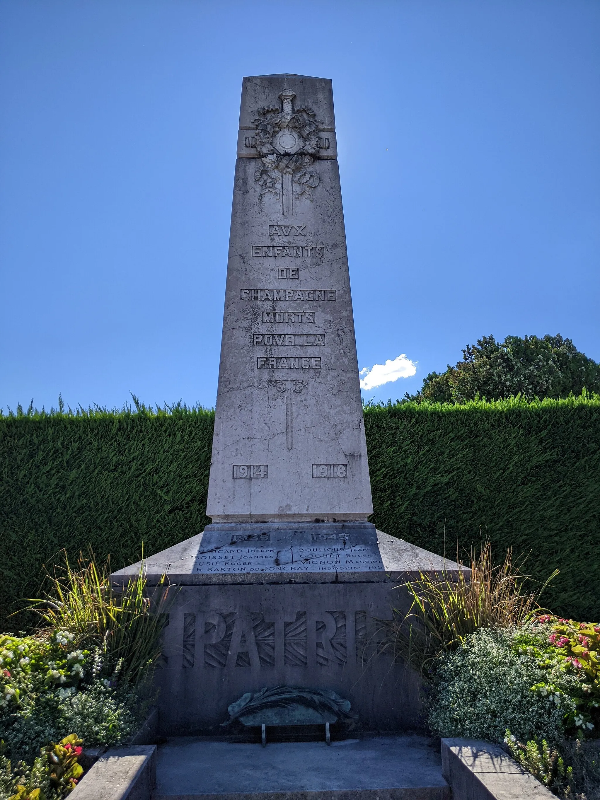 Photo showing: Monument aux morts, dans le cimetière de Champagne-au-Mont-d'Or (Rhône, France).