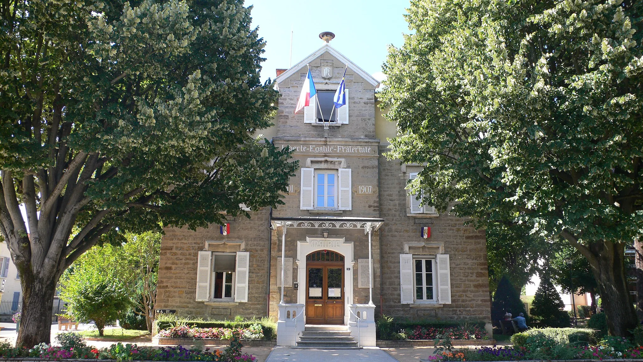 Photo showing: Champagne-au-Mont-d'Or - La mairie en juillet 2010
