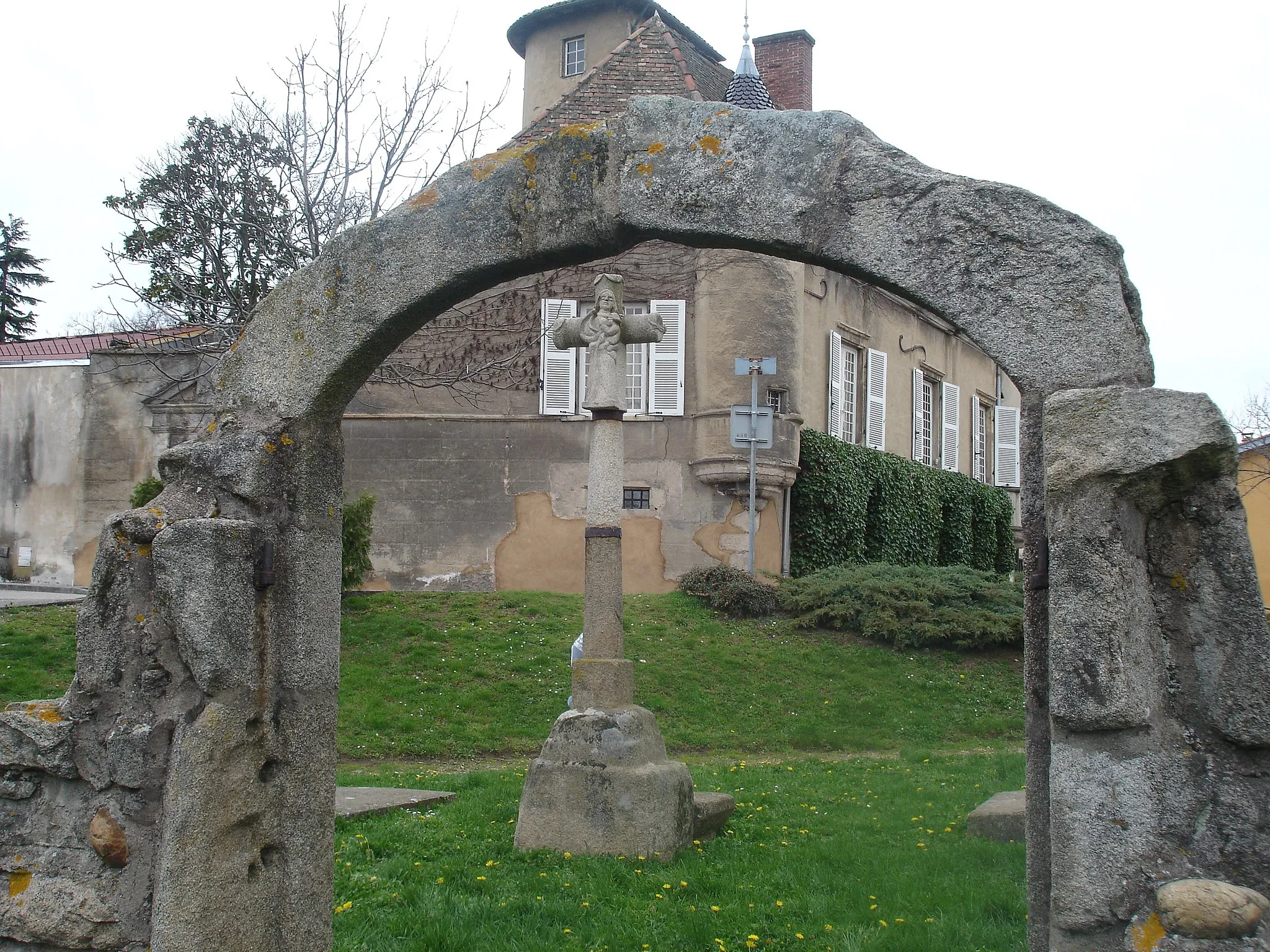 Photo showing: Charly (69) : Le portique près de l'église avec la croix