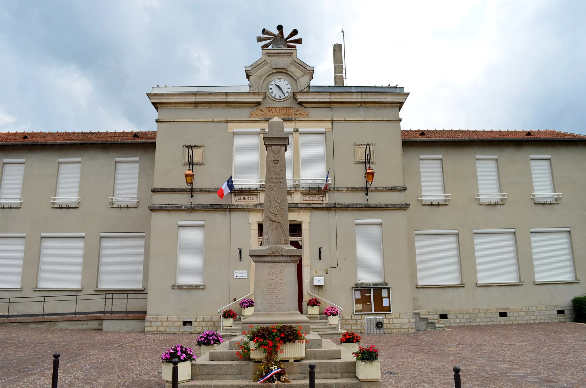 Photo showing: Former town hall and war memorial Château-Gaillard (Ain).